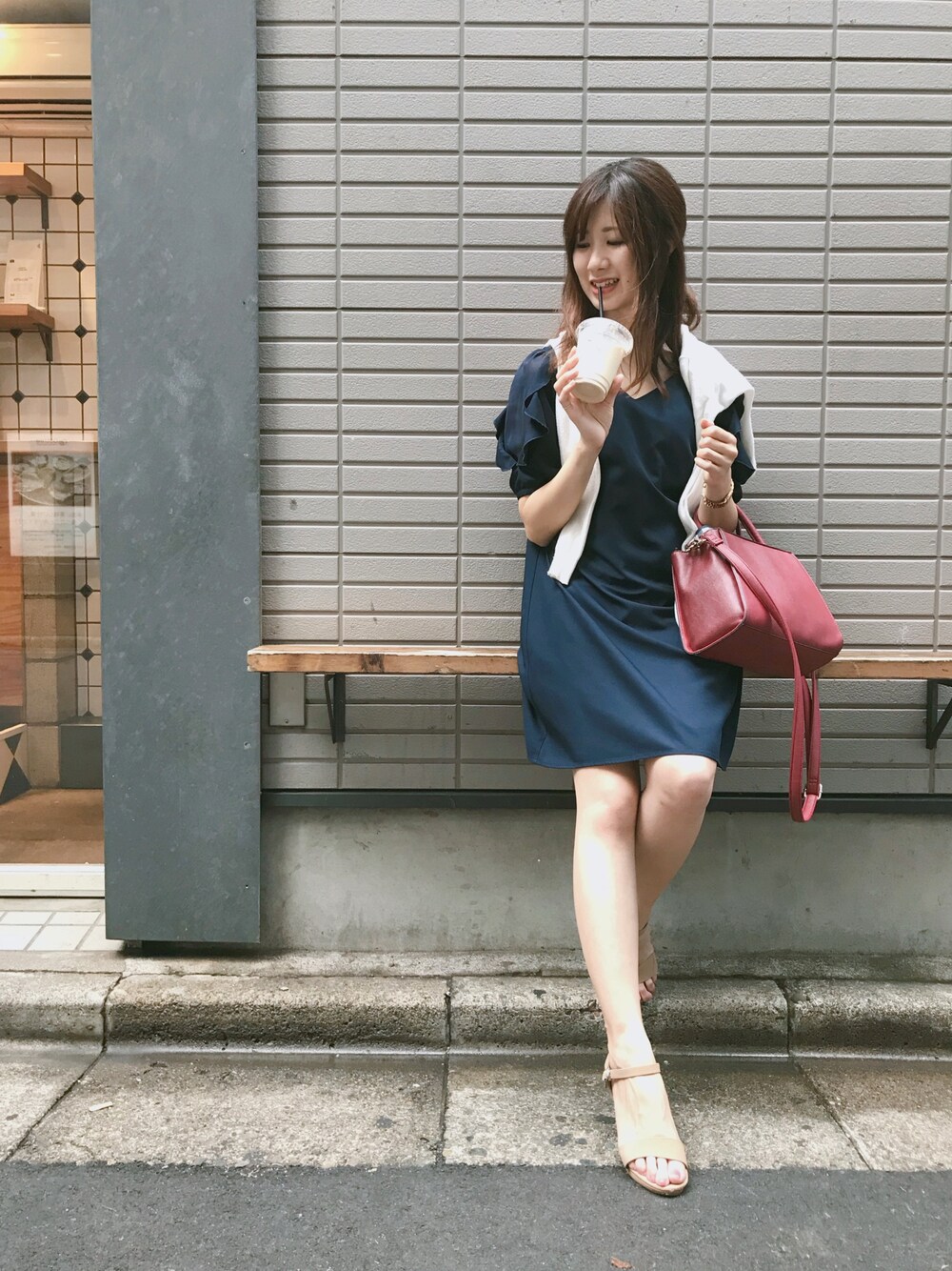 「WOMAGAzine、カフェラテ、カフェ、ワンピース、清楚系、ネイビーコーデ、赤バッグ、カーディガン肩かけ、大人かわいい、甘め」｜「ORiental TRafficのアイテム（サンダル、ベージュ系）」を使った、ももこさん（レディース・158cm）の夏コーディネートの1枚目の写真