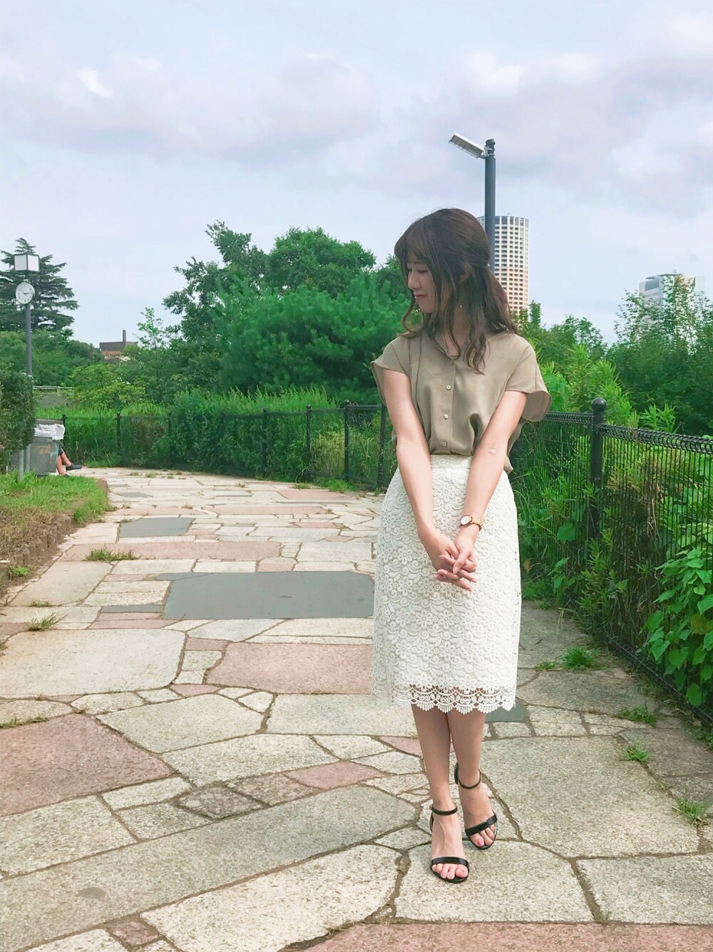 「WOMAGAzine、GU、UNIQLO、UNIQLO×GU、プチプラ、5000円以内コーデ、レーススカート、レースタイトスカート、カーキシャツ、通勤コーデ」｜「SESTOの美脚ピンヒールアンクルストラップサンダル/屈曲するアウトソール＆ふわふわクッションインソール（サンダル、ブラック系）」を使った、ももこさん（レディース・158cm）の夏コーディネートの1枚目の写真