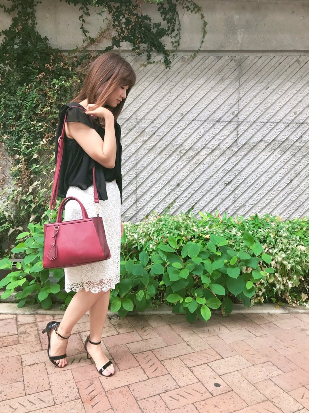 「WOMAGAzine、UNIQLO、プチプラコーデ、大人かわいい、通勤コーデ、モノトーン、モノトーンコーデ、赤バッグ、モノトーンに差し色、差し色(赤)」｜「SESTOの美脚ピンヒールアンクルストラップサンダル/屈曲するアウトソール＆ふわふわクッションインソール（サンダル、ブラック系）」を使った、ももこさん（レディース・158cm）の夏コーディネートの1枚目の写真