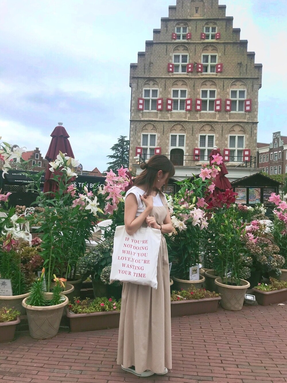 「WOMAGAzine、オールインワン、サロペット、ワイドパンツ、GU、ハーフアップお団子、ハーフアップ、コンバース、コンバース ハイカット、黒スニーカー」｜「Mila Owenのアイテム（つなぎ/オールインワン、ベージュ系）」を使った、ももこさん（レディース・158cm）の夏コーディネートの1枚目の写真