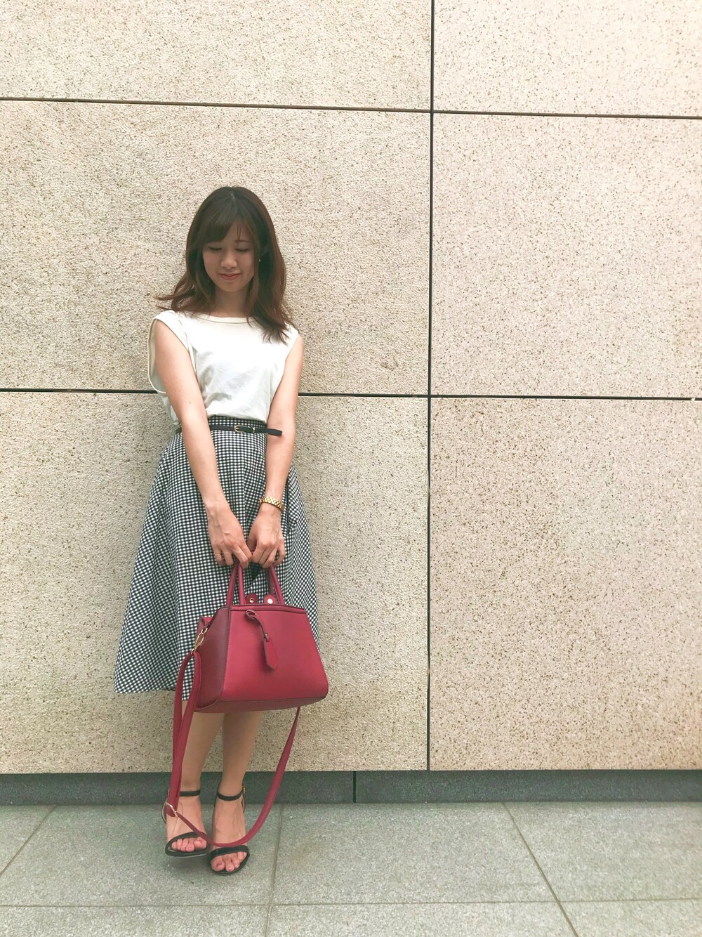 「WOMAGAzine、ギンガムチェック、ギンガムチェックスカート、白トップス、清楚系、大人かわいい、赤バッグ、モノトーン、モノトーンコーデ、シンプル」｜「SESTOの美脚ピンヒールアンクルストラップサンダル/屈曲するアウトソール＆ふわふわクッションインソール（サンダル、ブラック系）」を使った、ももこさん（レディース・158cm）の夏コーディネートの1枚目の写真