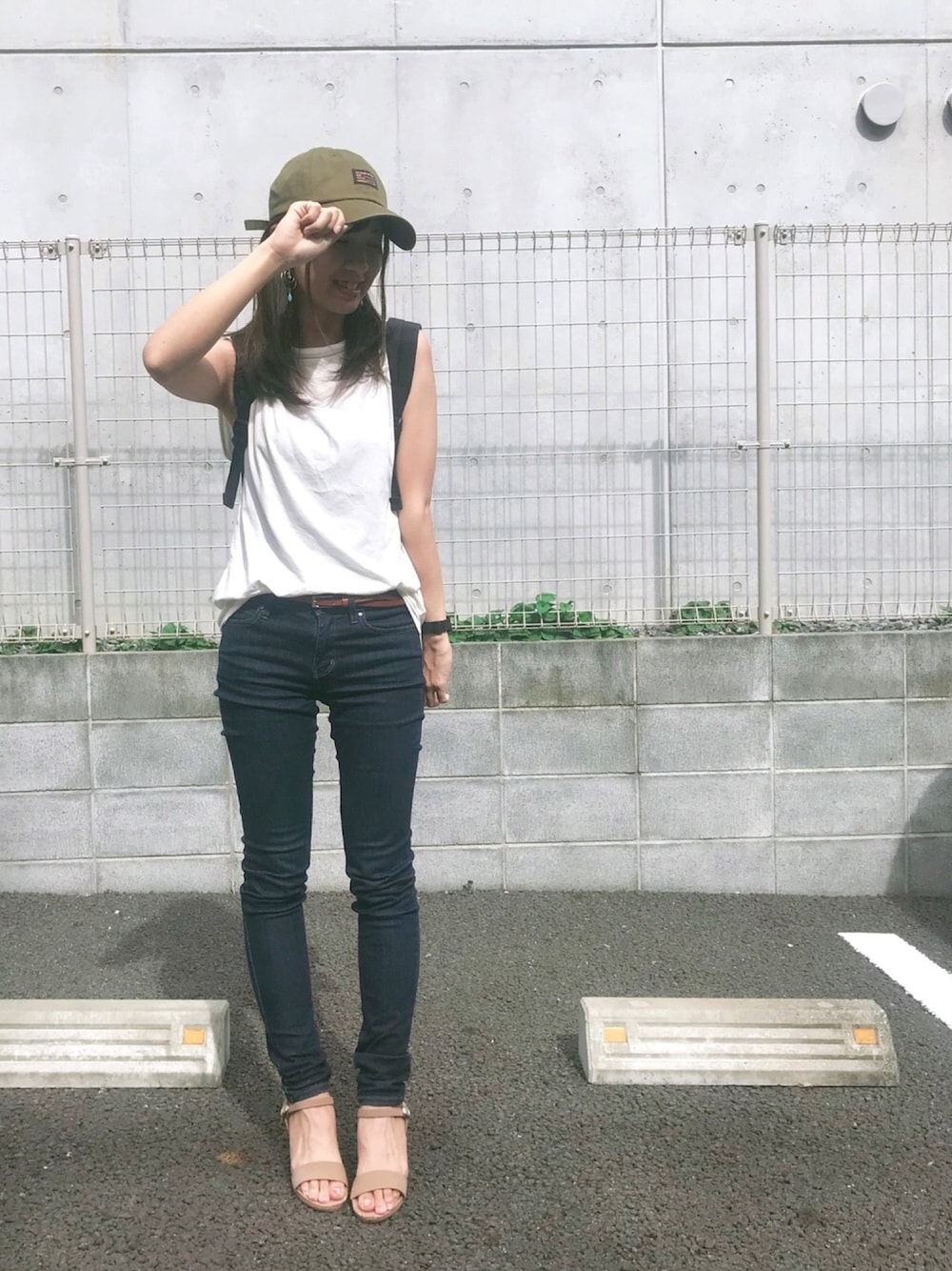 「WOMAGAzine、メンズライク、キャップ、キャップ女子、カーキキャップ、モノトーン、UNIQLO、UNIQLOデニム、スキニーデニム、スキニー」｜「ORiental TRafficのアイテム（サンダル、ベージュ系）」を使った、ももこさん（レディース・158cm）の夏コーディネートの1枚目の写真