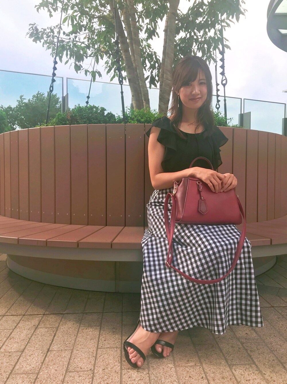 「WOMAGAzine、GU、ギンガムチェックスカート、フレアスカート、マキシ丈スカート、ロングスカート、モノトーンコーデ、差し色(赤)、モノトーン、赤バッグ」｜「SESTOの美脚ピンヒールアンクルストラップサンダル/屈曲するアウトソール＆ふわふわクッションインソール（サンダル、ブラック系）」を使った、ももこさん（レディース・158cm）の秋コーディネートの1枚目の写真