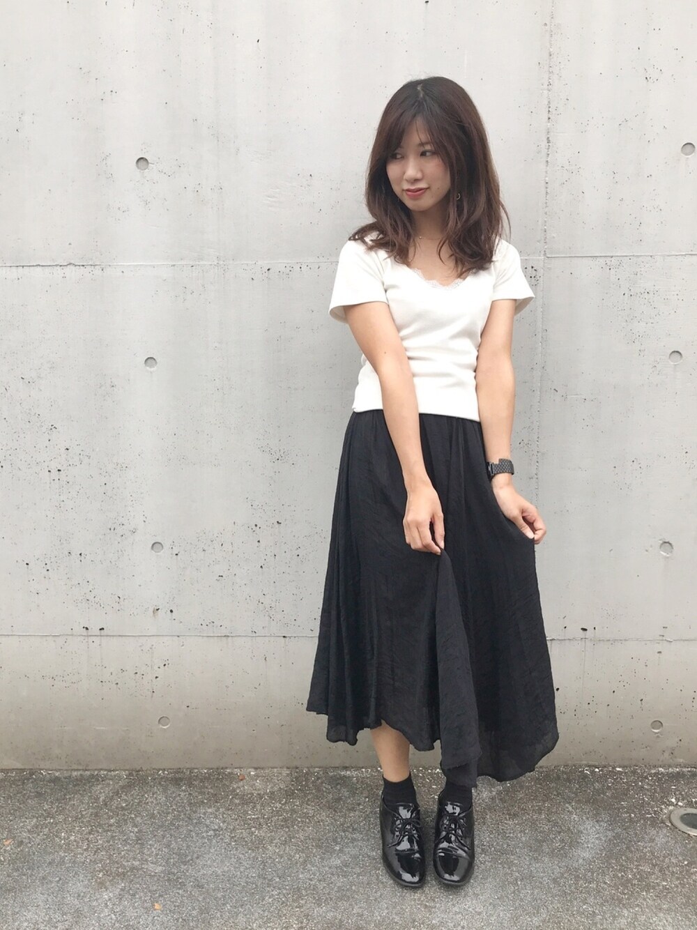 「WOMAGAzine、モノトーン、モノトーンコーデ、白Tシャツ、白T、フレアスカート、黒スカート、オックスフォードシューズ、シンプルコーデ、靴下チラ見せ」｜「SUNNY ROOMのENマニッシュレースアップシューズ（ドレスシューズ、ブラック系）」を使った、ももこさん（レディース・158cm）の秋コーディネートの1枚目の写真