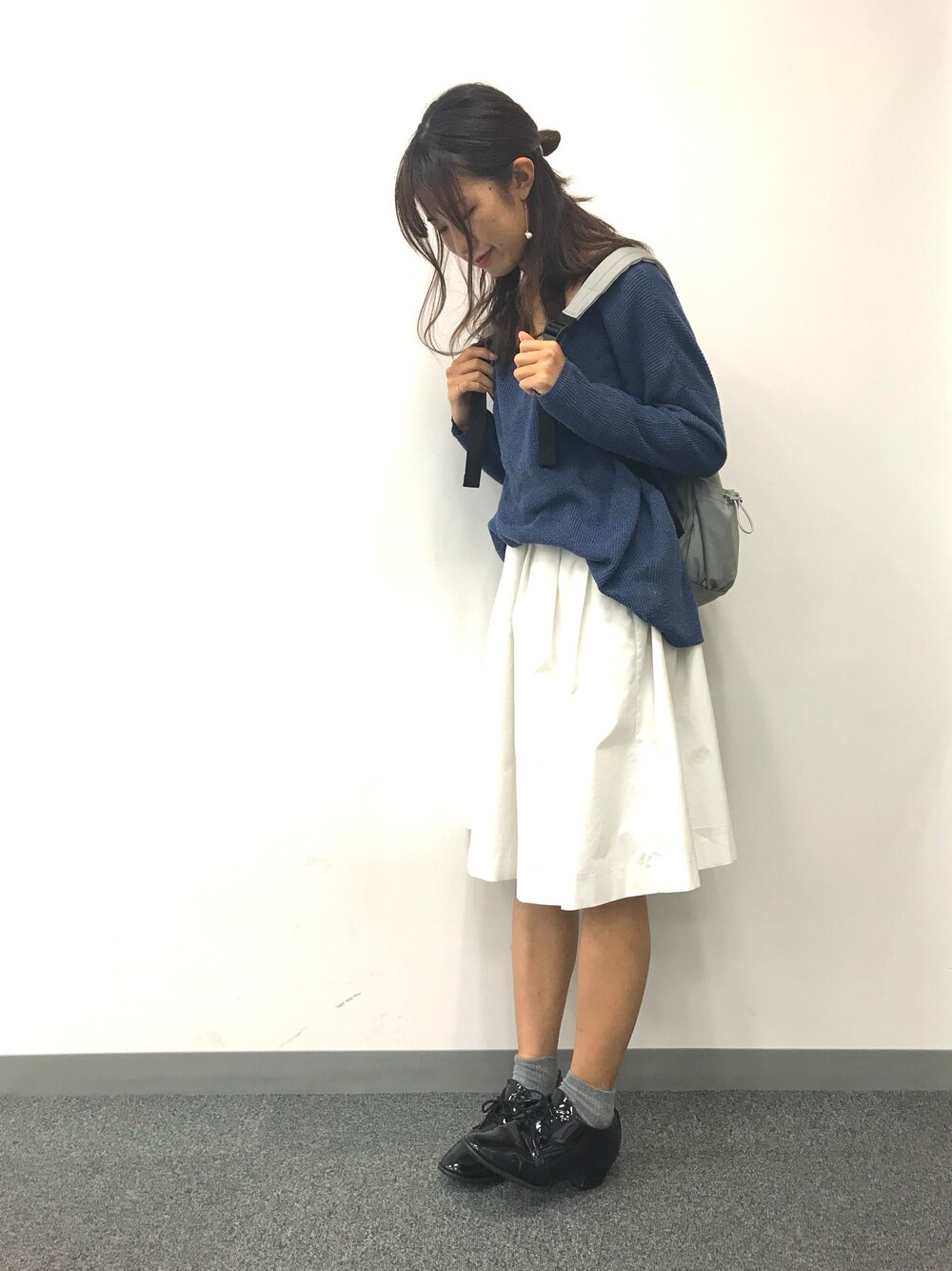 「WOMAGAzine、秋服準備はじめました、秋コーデ、リュック、リュック女子、ハーフアップお団子、ゆるかわ、ゆるコーデ、オックスフォードシューズ、ゆるニット」｜「SUNNY ROOMのENマニッシュレースアップシューズ（ドレスシューズ、ブラック系）」を使った、ももこさん（レディース・158cm）の秋コーディネートの1枚目の写真