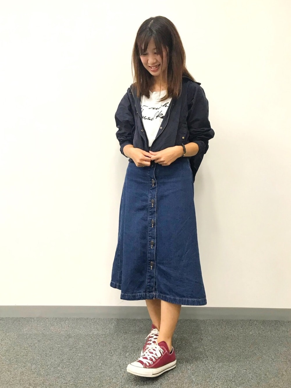 「秋服準備はじめました、WOMAGAzine、マウンテンパーカー、コンバース、スニーカーコーデ、赤コンバース、ローカットスニーカー、ロゴT、秋コーデ、ネイビーコーデ」｜「CONVERSEのconverse  コンバース ALL STAR 100 COLORS OX オールスター 100 カラーズ オックス 32862472 BURGUNDY（スニーカー、レッド系）」を使った、ももこさん（レディース・158cm）の秋コーディネートの1枚目の写真