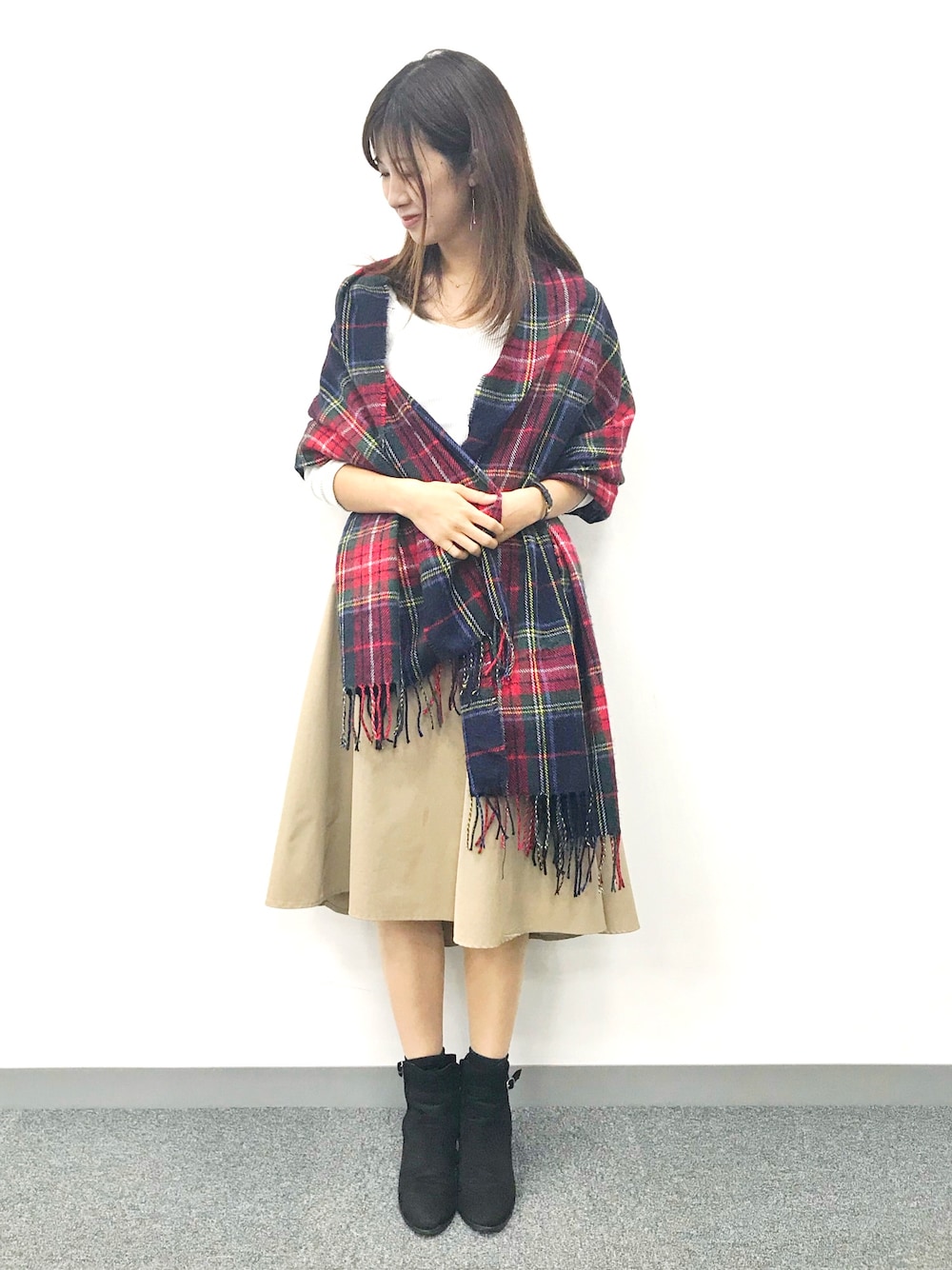 「WOMAGAzine、大判ストール、ベージュスカート、ブーツ、ショートブーツ、ストール、寒い日のコーデ、UNIQLO、プチプラコーデ、秋コーデ」｜「Launa leaのサイドゴアベルトブーツ 　ベルト取り外し可 （S108)（ブーツ、ブラック系）」を使った、ももこさん（レディース・158cm）の秋コーディネートの1枚目の写真