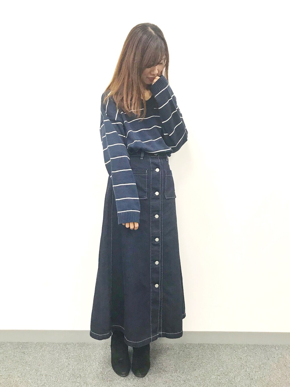 「WOMAGAzine、韓国ブランド、韓国ファッション、オルチャンファッション、ゆるニット、デニムスカート、マキシ丈スカート、プチプラコーデ、ボーダーニット、ボーダートップス」｜「Launa leaのサイドゴアベルトブーツ 　ベルト取り外し可 （S108)（ブーツ、ブラック系）」を使った、ももこさん（レディース・158cm）の秋コーディネートの1枚目の写真