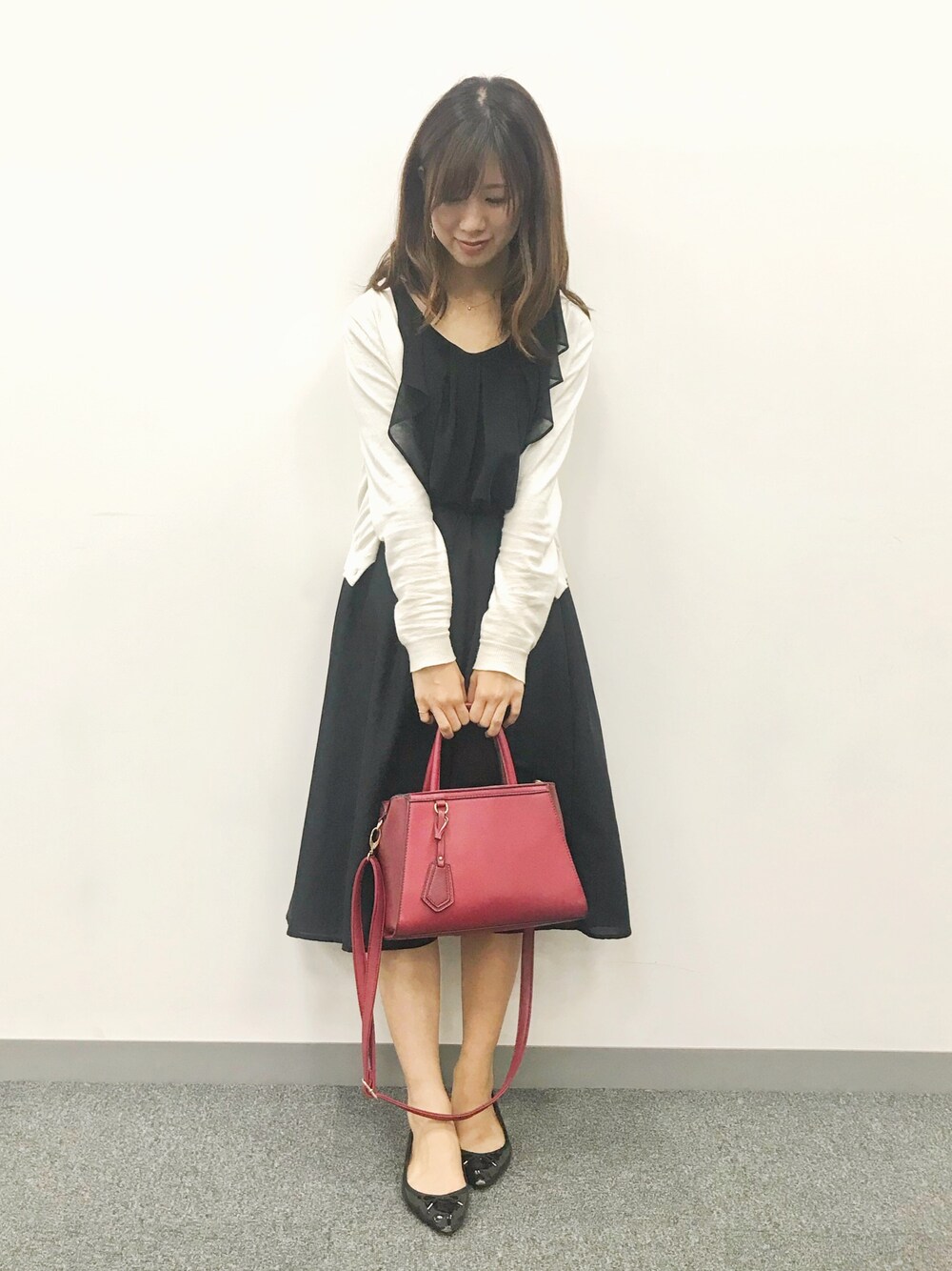 「WOMAGAzine、モノトーン、モノトーンコーデ、差し色(赤)、ﾜﾝﾋﾟｰｽ風、GU、フレアスカート、白カーディガン、通勤コーデ、ペタンコ靴」｜「GUのポインテッドバレエシューズ（バレエシューズ、ブラック系）」を使った、ももこさん（レディース・158cm）の秋コーディネートの1枚目の写真