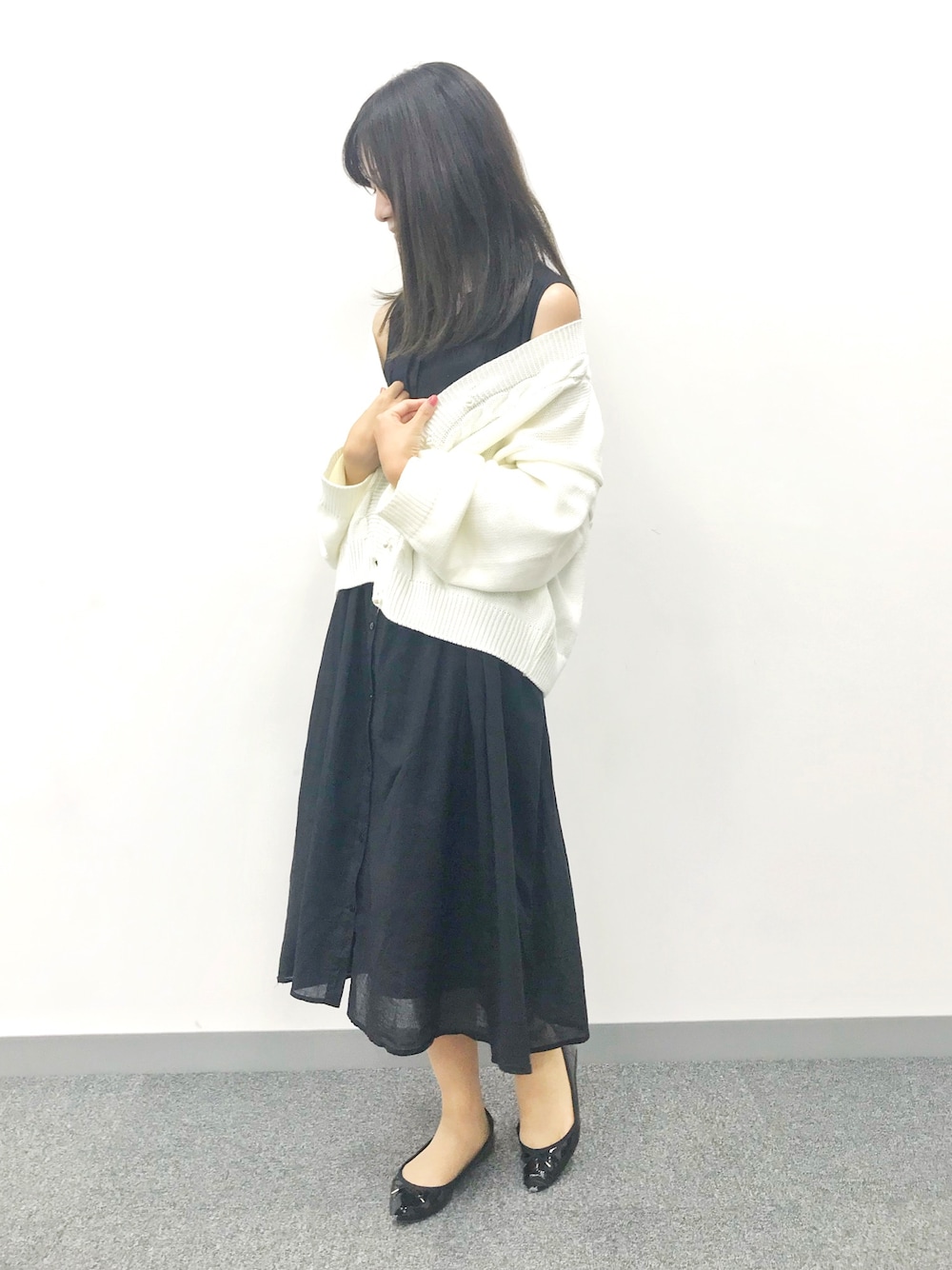 「WOMAGAzine、ざっくりニット、ざっくりニットカーディガン、黒ワンピ、ペタンコ靴、韓国通販、韓国ファッション、hotping、オルチャンファッション、白ニット」｜「GUのポインテッドバレエシューズ（バレエシューズ、ブラック系）」を使った、ももこさん（レディース・158cm）の秋コーディネートの1枚目の写真