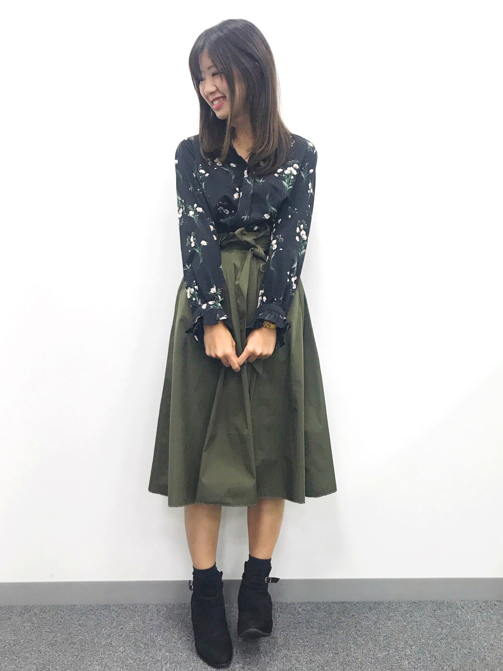 「WOMAGAzine、花柄ブラウス、hotping、ザラジョ、プチプラコーデ、ZARA、韓国ファッション、カーキスカート、ブラックコーデ、大人ガーリー」｜「Launa leaのサイドゴアベルトブーツ 　ベルト取り外し可 （S108)（ブーツ、ブラック系）」を使った、ももこさん（レディース・158cm）の秋コーディネートの1枚目の写真