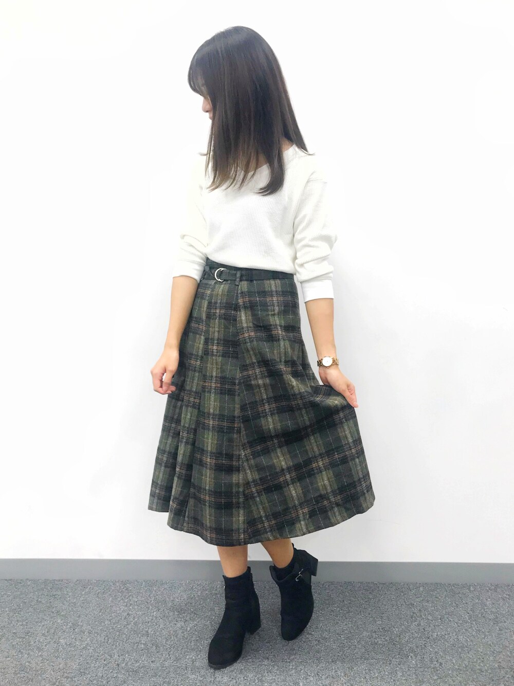 「WOMAGAzine、チェックスカート、ワッフルVネックT、ロングスカート、レトロガーリー、フレアスカート、dholic、韓国ファッション、オルチャンファッション、プチプラコーデ」｜「Launa leaのサイドゴアベルトブーツ 　ベルト取り外し可 （S108)（ブーツ、ブラック系）」を使った、ももこさん（レディース・158cm）の秋コーディネートの1枚目の写真