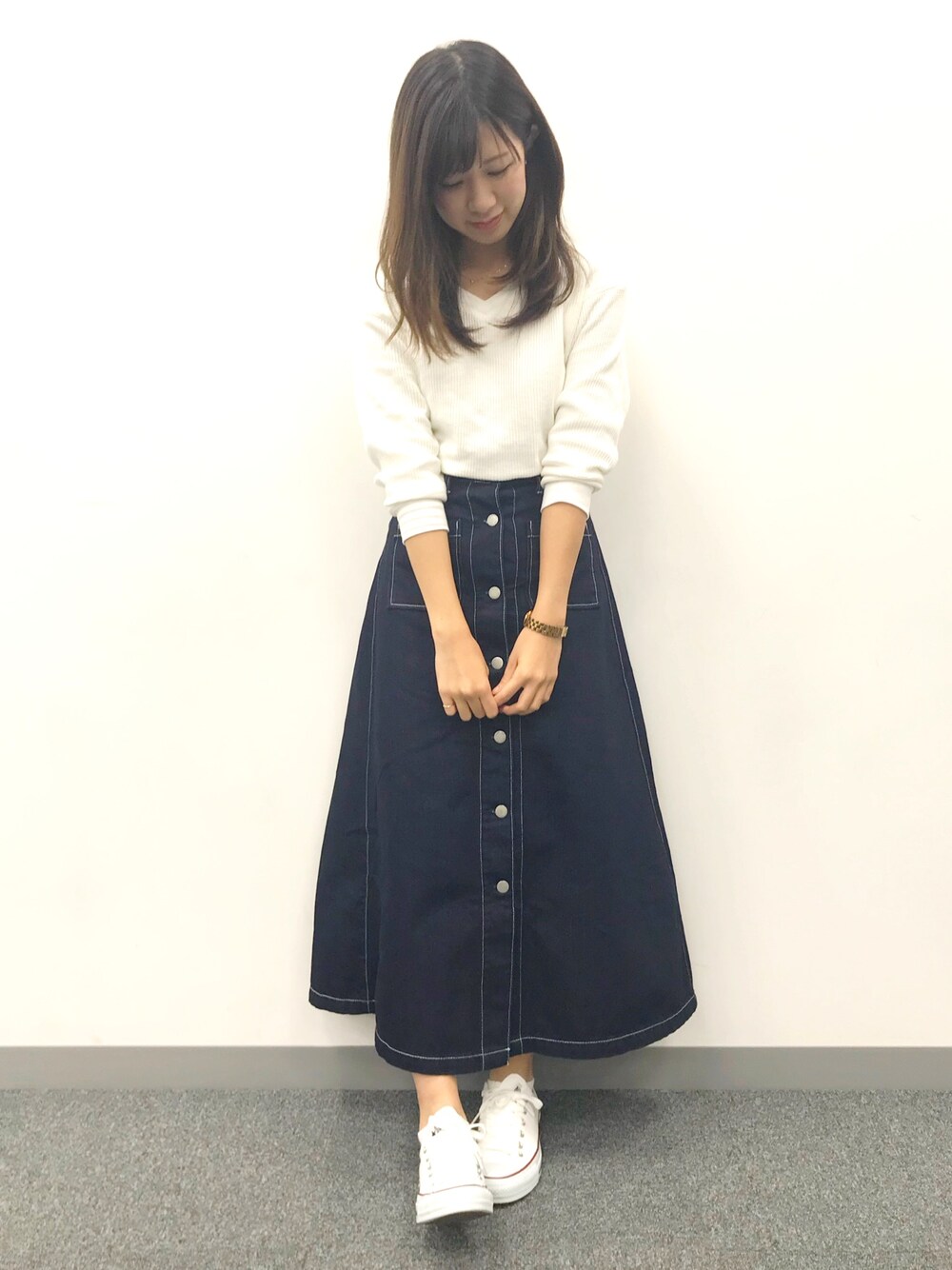 「WOMAGAzine、UNIQLO×GU、プチプラコーデ、コンバース、コンバース オールスター、ローカットスニーカー、デニムスカート、マキシスカート、大人カジュアル、スニーカーコーデ」｜「CONVERSEのCONVERSE コンバース ALL STAR OX オールスター オックス（スニーカー、ホワイト系）」を使った、ももこさん（レディース・158cm）の秋コーディネートの1枚目の写真
