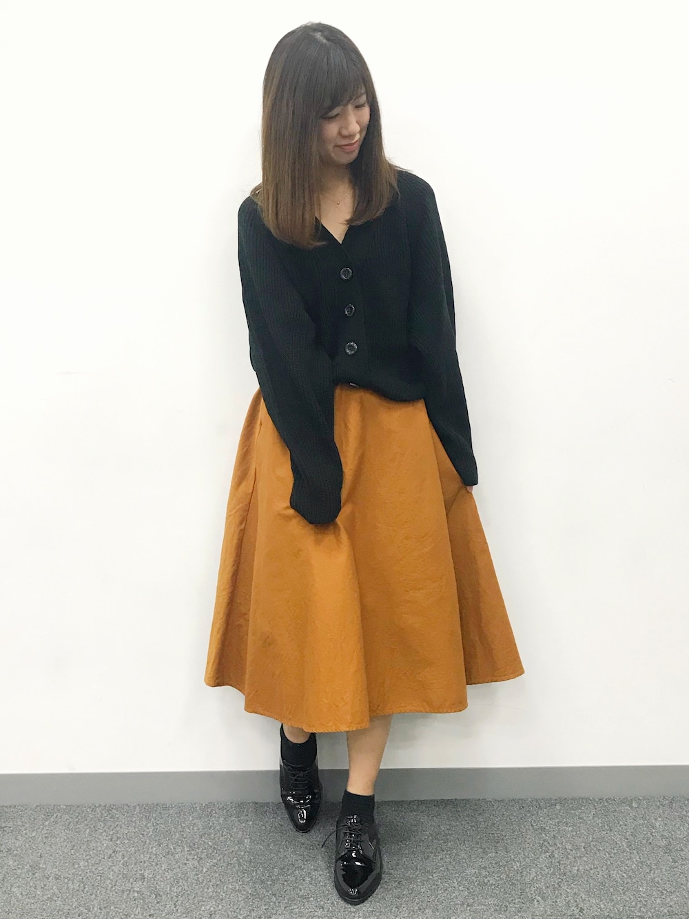 「WOMAGAzine、黒×茶、UNIQLO、フレアスカート、ロングスカート、オックスフォードシューズ、黒カーディガン、ざっくりニットカーディガン、ゆるコーデ、通勤コーデ」｜「LE TALONのオックスフォードシューズ◆（その他シューズ、ブラック系）」を使った、ももこさん（レディース・158cm）の秋コーディネートの1枚目の写真