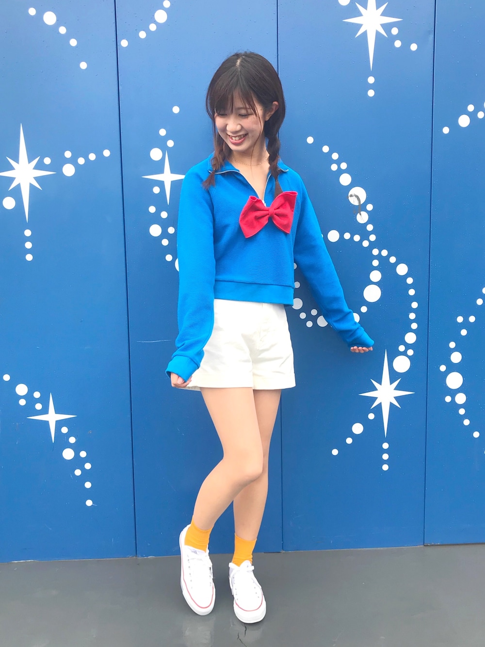 「WOMAGAzine、wearhalloween2018、ディズニーコーデ、ディズニーバウンド、ﾄﾞﾅﾙﾄﾞﾀﾞｯｸ、ドナルドコーデ、プチプラコーデ、仮装、仮装ディズニー、ハロウィン」｜「CONVERSEのCONVERSE コンバース ALL STAR OX オールスター オックス（スニーカー、ホワイト系）」を使った、ももこさん（レディース・158cm）の秋コーディネートの1枚目の写真