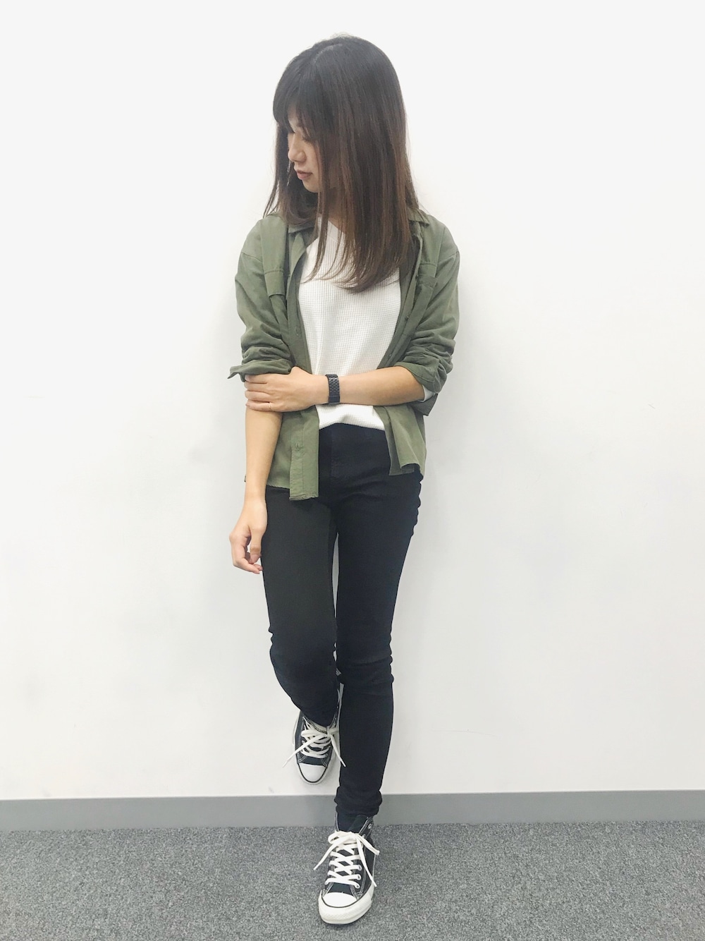 「WOMAGAzine、カーキシャツ、ミリタリーシャツ、ワッフルVネックT、ワッフルTシャツ、黒スキニー、黒コンバース、コンバース ハイカット、ラフコーデ、大人カジュアル」｜「CONVERSEのCONVERSE コンバース ALL STAR HI オールスター ハイ（スニーカー、ブラック系）」を使った、ももこさん（レディース・158cm）の秋コーディネートの1枚目の写真