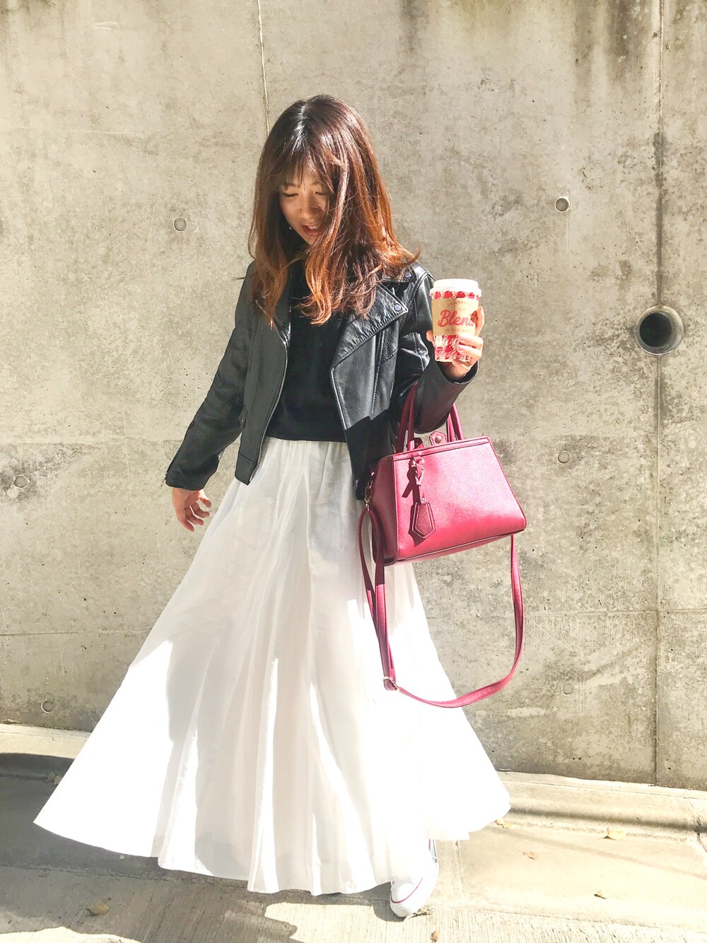 「WOMAGAzine、コットンスカート、白スカート、マキシスカート、フレアスカート、甘辛mix、甘辛コーデ、ライダース、モノトーン、モノトーンコーデ」｜「CONVERSEのCONVERSE コンバース ALL STAR OX オールスター オックス（スニーカー、ホワイト系）」を使った、ももこさん（レディース・158cm）の秋コーディネートの1枚目の写真