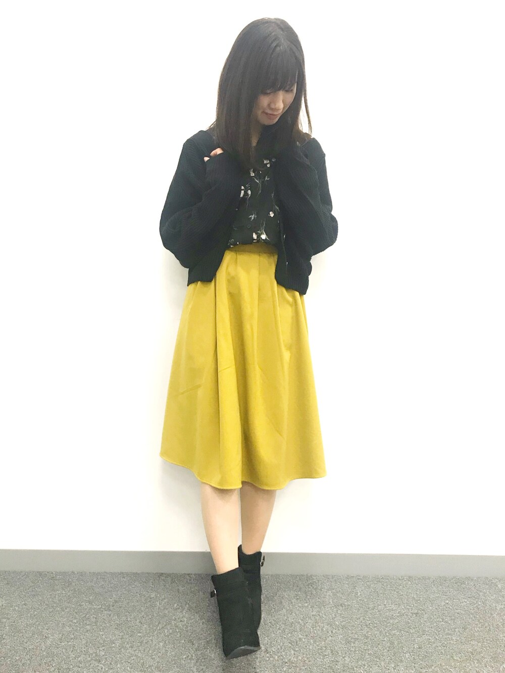 「WOMAGAzine、花柄ブラウス、イエロー、イエロースカート、GU、ざっくりニットカーディガン、韓国通販、プチプラコーデ、黒×黄色、差し色(黄色)」｜「Launa leaのサイドゴアベルトブーツ 　ベルト取り外し可 （S108)（ブーツ、ブラック系）」を使った、ももこさん（レディース・157cm）の秋コーディネートの1枚目の写真