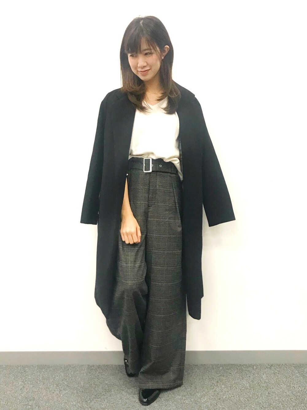 「WOMAGAzine、ワイドパンツ、ワイドパンツ GU、GUコーデ、プチプラコーデ、韓国通販、白ニット、チェックパンツ、大人かわいい、モノトーン」｜「LE TALONのオックスフォードシューズ◆（その他シューズ、ブラック系）」を使った、ももこさん（レディース・157cm）の冬コーディネートの1枚目の写真
