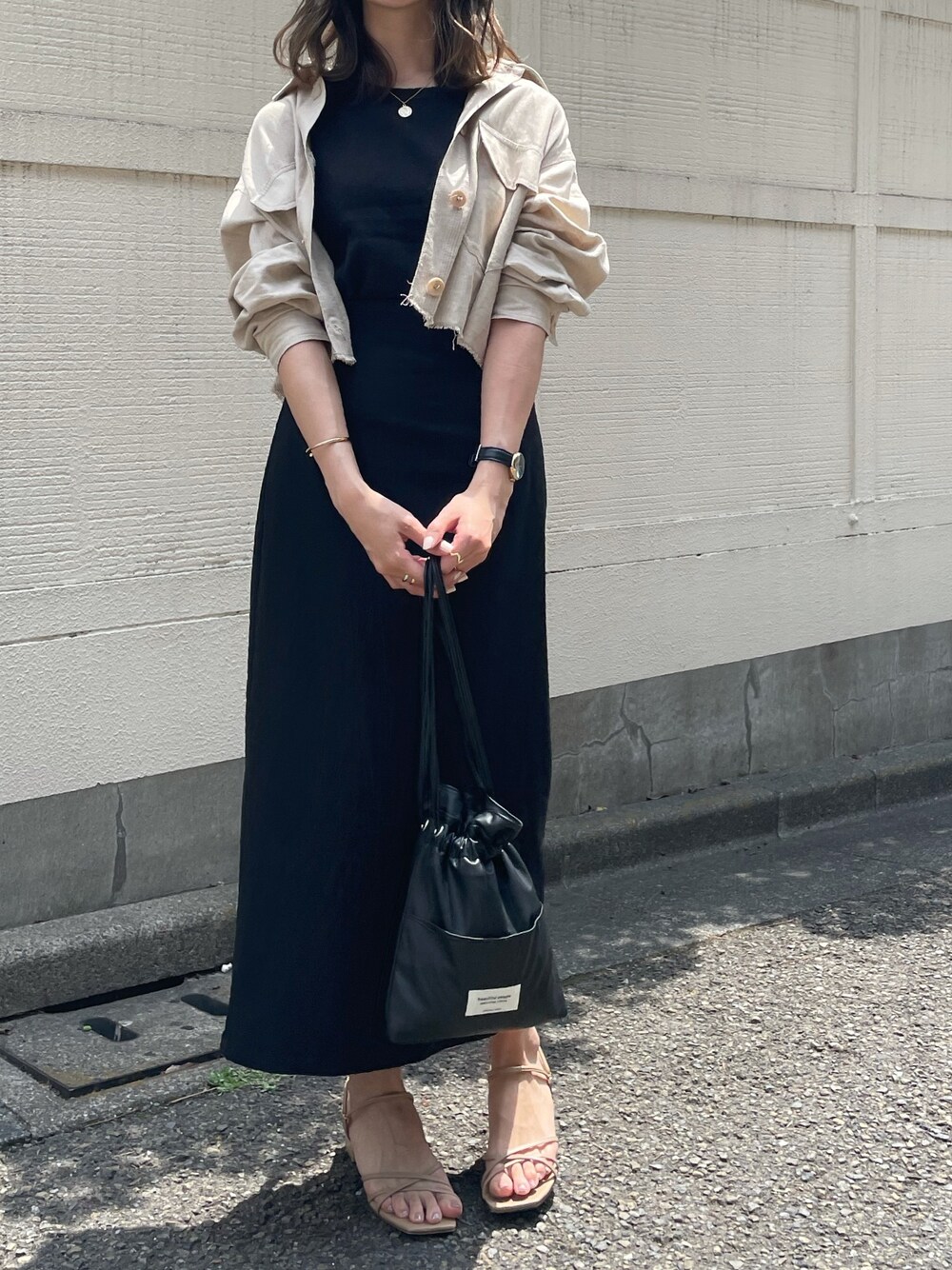 「きれいめカジュアル、ベージュ×ブラック、セットアップ風、夏コーデ、大人カジュアル、キレイめ、ZARA、シャツスタイル、ザラジョ、タイトスカート」｜「LE TALONの3.5cmスクエア2WAYサンダル◆（サンダル、ベージュ系）」を使った、ももこさん（レディース・157cm）の春コーディネートの1枚目の写真