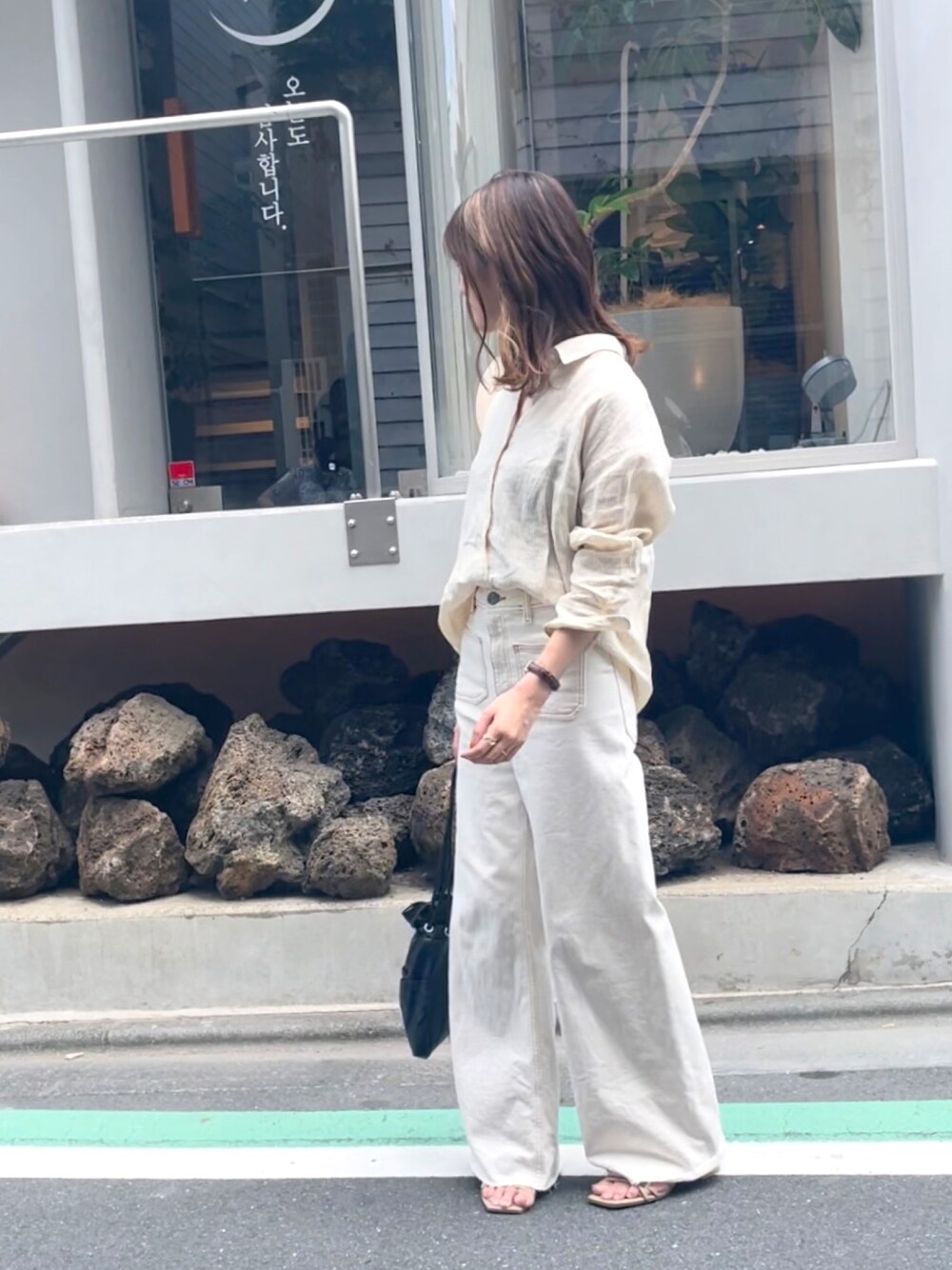 「UNIQLO、ユニジョ、プチプラコーデ、カジュアルコーデ、リネンシャツ、淡色コーデ、デニム、プチプラ、ホワイトデニム、カフェ」｜「UNIQLOのアイテム（シャツ/ブラウス、ベージュ系）」を使った、ももこさん（レディース・157cm）の夏コーディネートの1枚目の写真