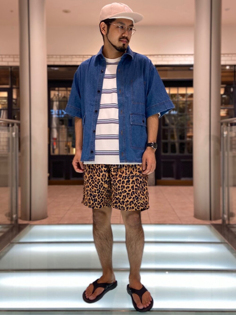 「夏コーデ、休日スタイル、オーバーサイズ、オトナカジュアル、デニム、レオパード、ボーダー、デニムシャツ、柄パンツ、ショートパンツ」｜「CIAOPANICのビッグシルエットデニムシャツ/オーバーシャツ（シャツ/ブラウス、ブルー系）」を使った、菅原 大翔さん（メンズ・173cm）の夏コーディネートの1枚目の写真