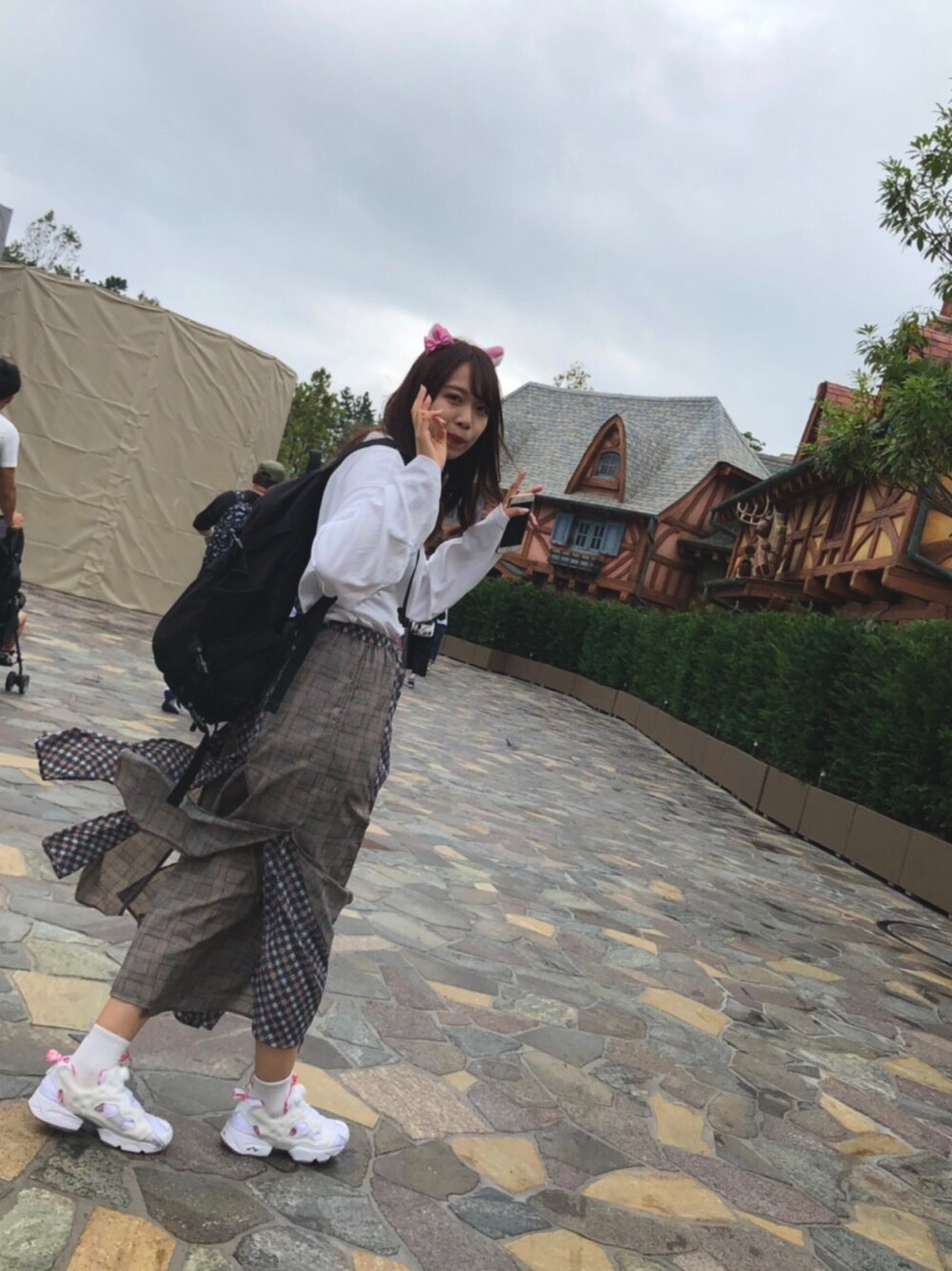 「ディズニー、ディズニーコーデ、ディズニーランド、スカート、秋のコーデ、シンプル、GU、ootd、おしゃれさんと繋がりたい」｜「GUのアイテム（トップス、ホワイト系）」を使った、はらさん（レディース・164cm）の秋コーディネートの1枚目の写真