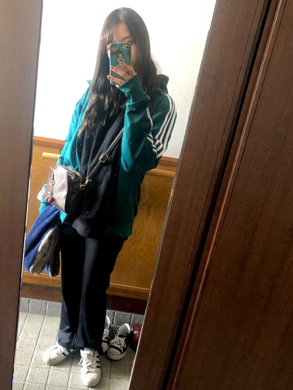 「休日スタイル、ゆるコーデ、お洒落さんとつながりたい、GU、フレアパンツ」｜「adidasのトラックトップ [FIREBIRD TRACK TOP] アディダスオリジナルス（ジャージ、グリーン系）」を使った、はらさん（レディース・164cm）の冬コーディネートの1枚目の写真
