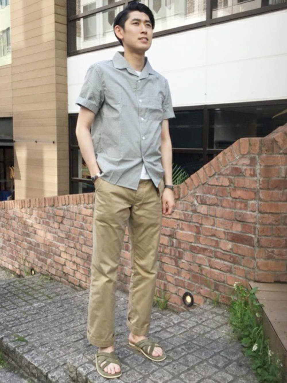 グリーン系のサンダルを着用したメンズの春コーディネートの1枚目の写真