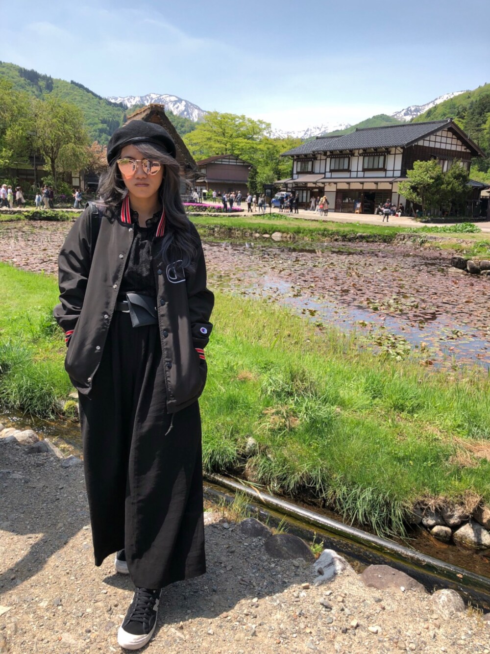 「合掌村」｜「Championのアイテム（ジャケット/アウター、ブラック系）」を使った、妮可施さん（レディース・156cm）の春コーディネートの1枚目の写真