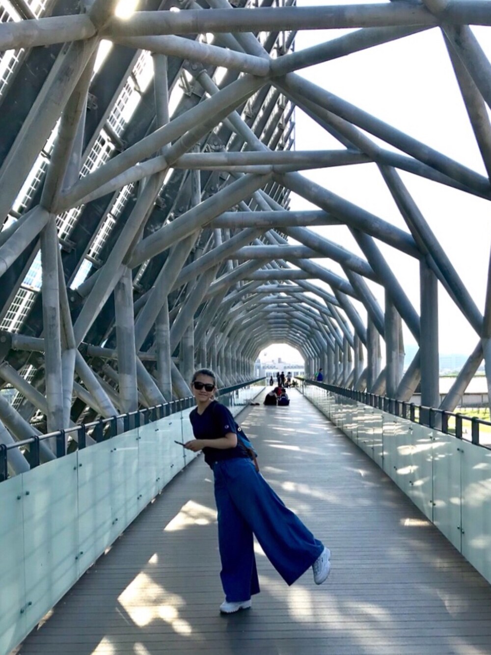 「E hyphen world galleryのアイテム（パンツ、ブルー系）」を使った、妮可施さん（レディース・156cm）の春コーディネートの1枚目の写真