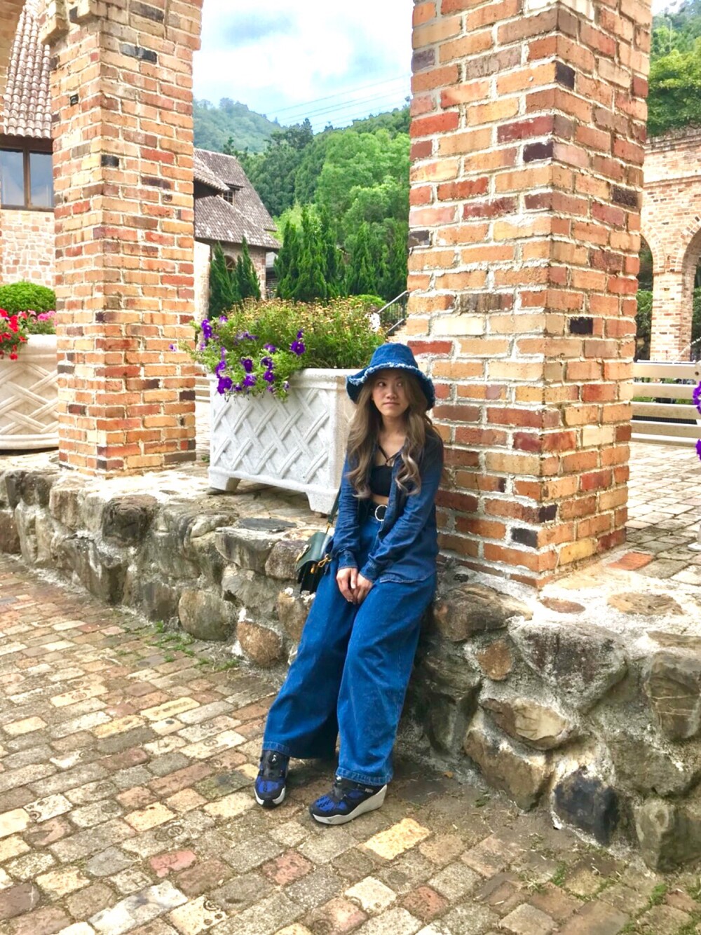 「新社古堡、台中、Taiwan」｜「MANGOのアイテム（トップス、ブルー系）」を使った、妮可施さん（レディース・156cm）の夏コーディネートの1枚目の写真