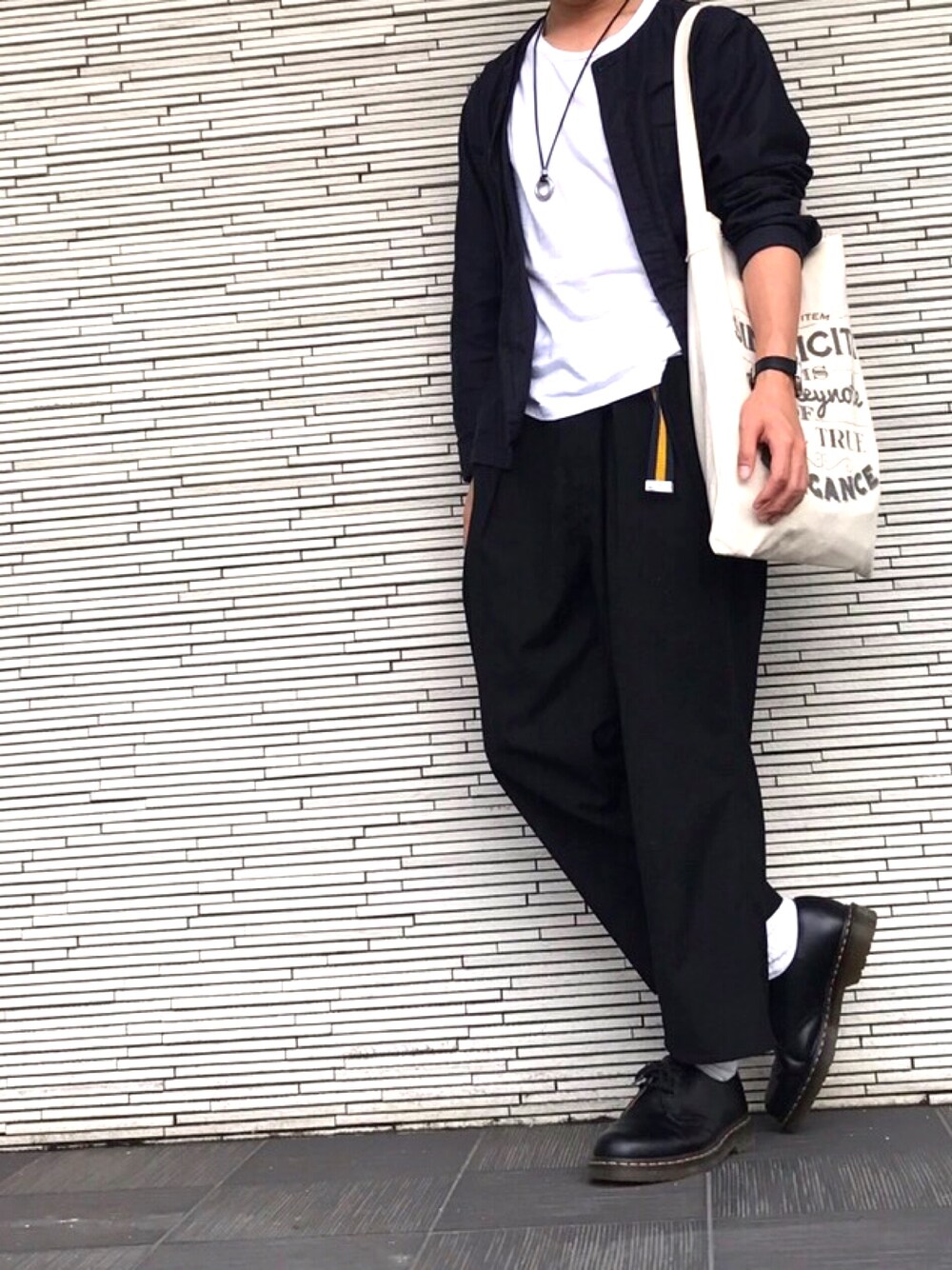 「ゆるコーデ、白Tシャツ、HARE、Monky Time、Dr.Martens、ノーカラージャケット、ガチャベルト、夏」｜「HANESのUR Hanes Japan Fit 2P TEE（Tシャツ/カットソー、ホワイト系）」を使った、じゅんさん（メンズ・176cm）の春コーディネートの1枚目の写真