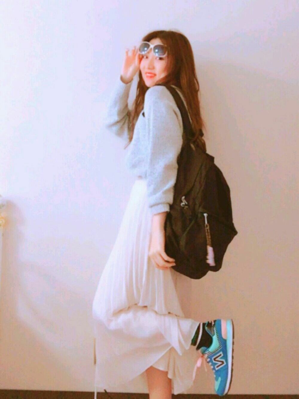 「ニット、エックスガール、リュック、New Balance、スカート」｜「NEW BALANCEのアイテム（スニーカー、ブルー系）」を使った、LOUISさん（レディース・163cm）の秋コーディネートの1枚目の写真