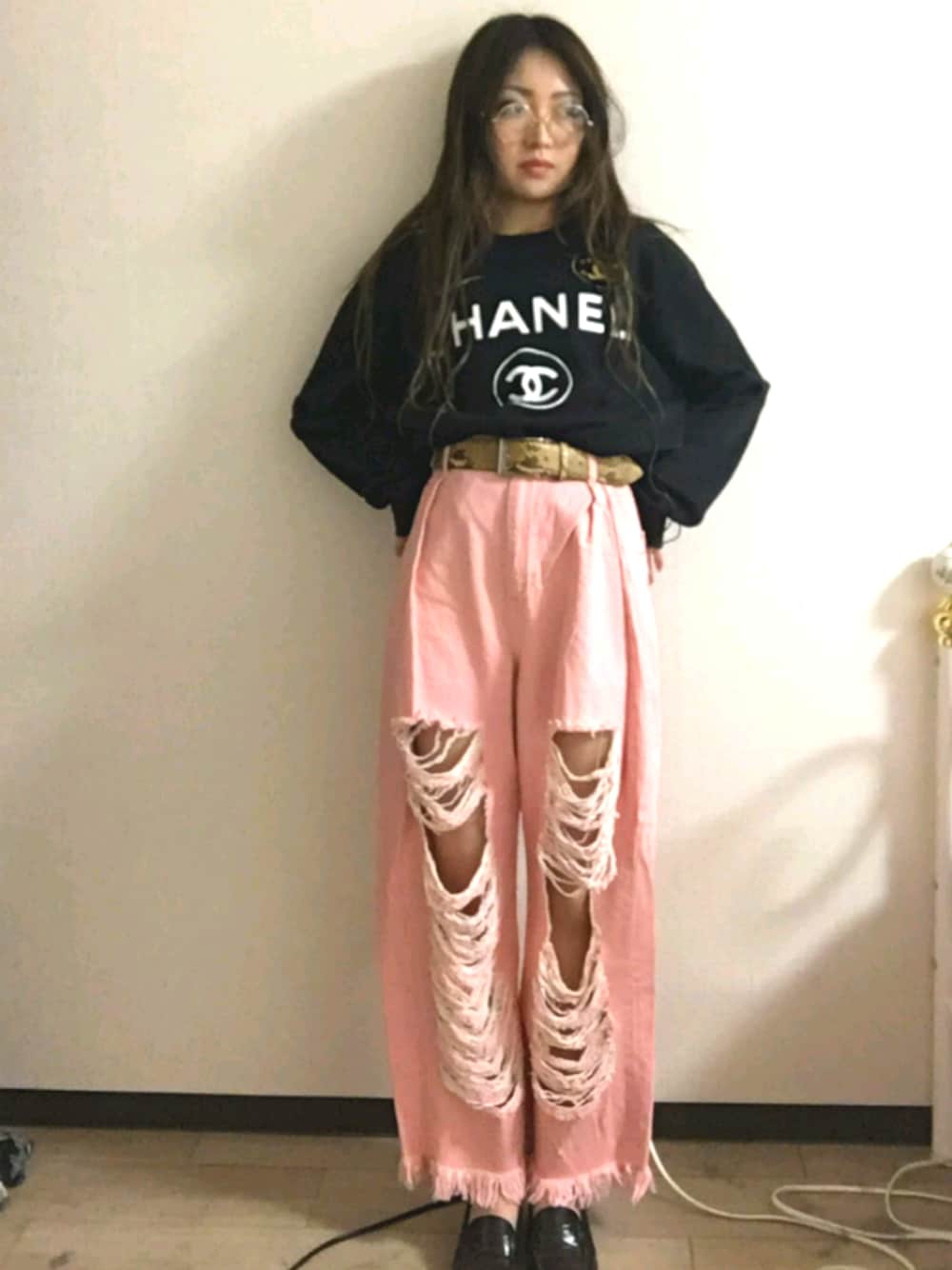 「chanel、NIKE、DOLCE&GABBANA、python、ドルチェ＆ガッバーナ、WEGO、ダメージデニムパンツ、ピンク、ローファー、めがね」｜「DOLCE&GABBANAのアイテム（ベルト、その他）」を使った、LOUISさん（レディース・163cm）の秋コーディネートの1枚目の写真