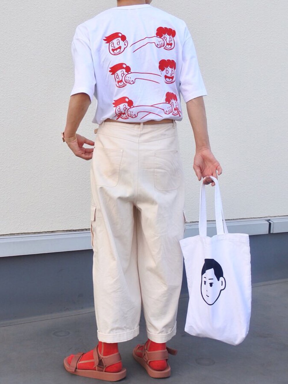「お洒落さんとつながりたい、大人カジュアル、ワントーンコーデ、ゆるコーデ、ワイドパンツ、サンダル、赤、白Tシャツ、ootd、プチプラコーデ」｜「UNIQLOのアイテム（サンダル、ブラウン系）」を使った、ゆゆさん（メンズ・170cm）の夏コーディネートの1枚目の写真
