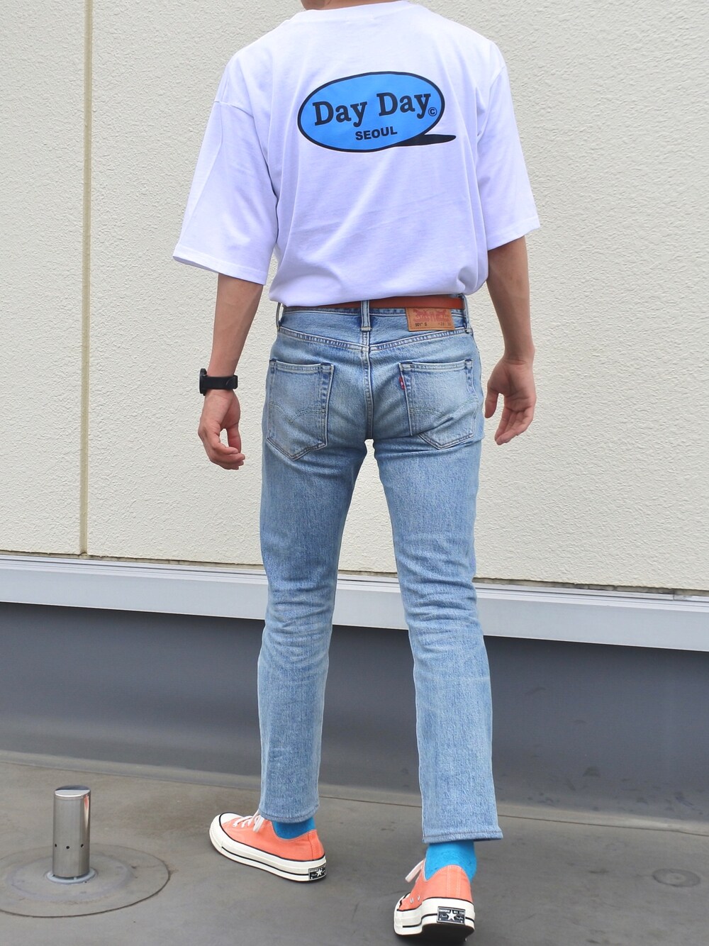 「お洒落さんとつながりたい、シンプルコーデ、夏コーデ、Tシャツ、スニーカー、デニム、ootd、スニーカーコーデ、ビッグT、古着MIX」｜「CONVERSEのアイテム（スニーカー、オレンジ系）」を使った、ゆゆさん（メンズ・170cm）の夏コーディネートの1枚目の写真