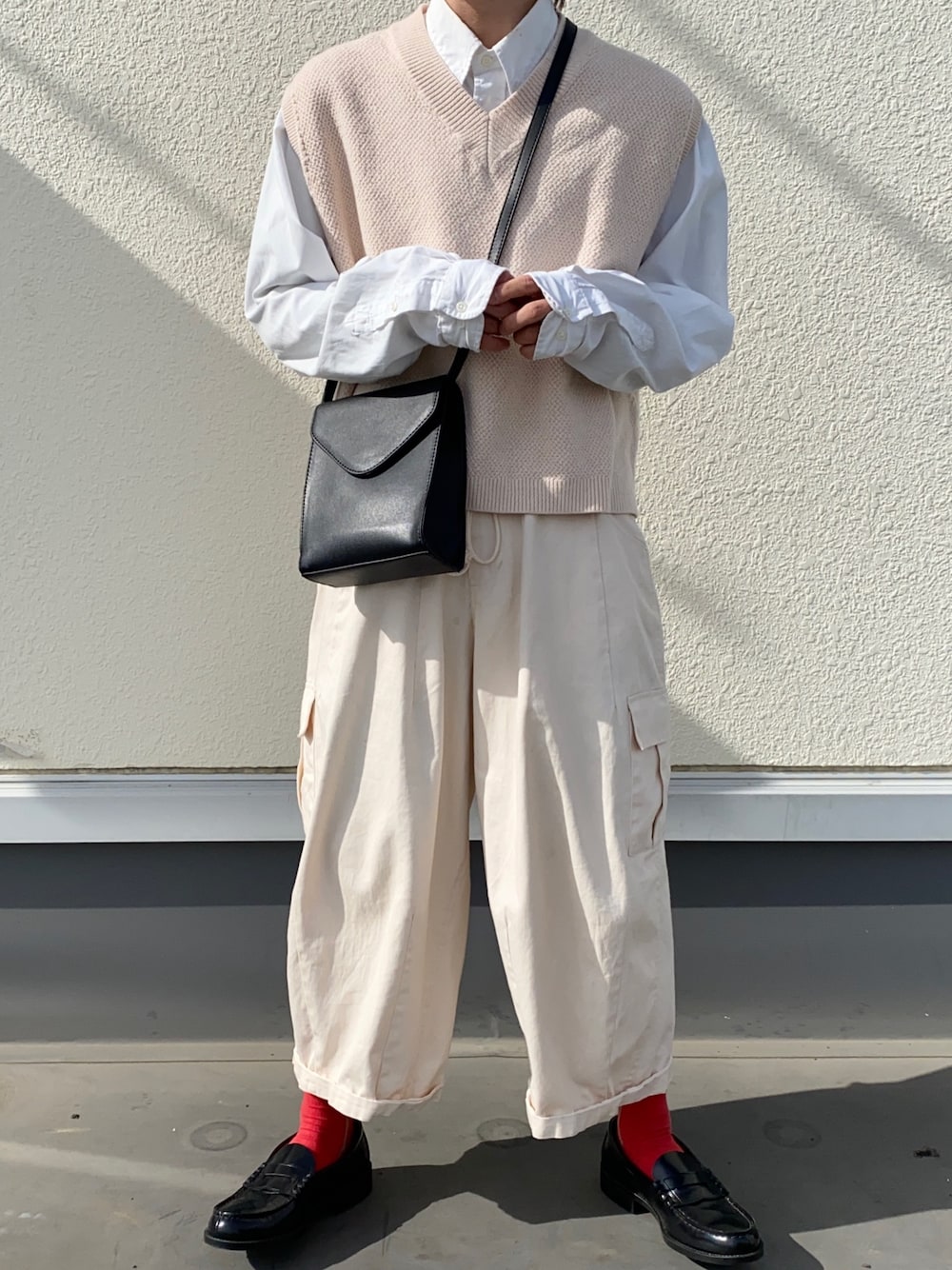 「春コーデ、シンプル、ワントーンコーデ、春、シャツスタイル、革靴、ゆるコーデ、ootd、赤、カジュアル」｜「HARUTAのHARUTA　ハルタ　人工ローファー　3E　6550（ローファー、ブラック系）」を使った、ゆゆさん（メンズ・170cm）の春コーディネートの1枚目の写真