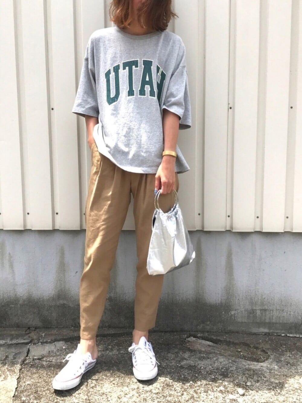 グレー系のTシャツ/カットソー、イエロー系のその他パンツ、シルバー系のショルダーバッグを着用したレディースの春コーディネートの1枚目の写真