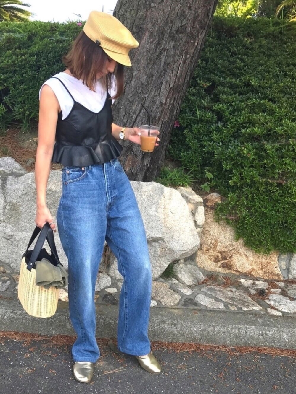 ブルー系のデニムパンツ、ブラック系のキャミソール、ホワイト系のTシャツ/カットソーを着用したレディースの春コーディネートの1枚目の写真