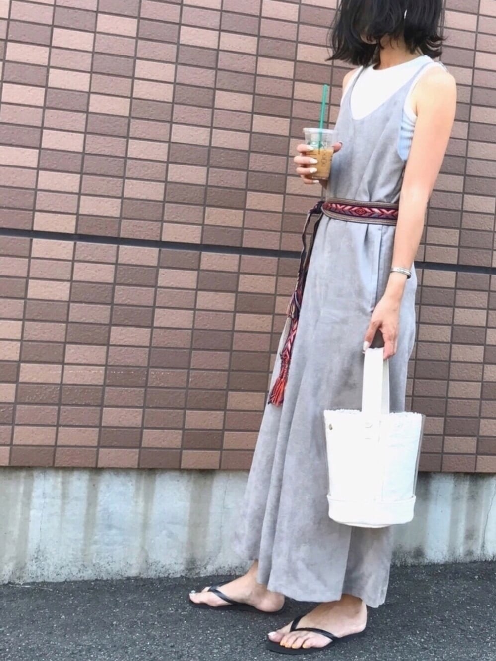 「オトナカジュアル、オールインワン、着回しコーデ、サッシュベルト、チロリアン、アースカラー、バケツバッグ、ビーチサンダル、夏コーデ、ゆるコーデ」｜「BEAUTY&YOUTH UNITED ARROWSのBY スエードタッチ キャミオールインワン（つなぎ/オールインワン、ブラウン系）」を使った、Kumika☆さん（レディース・158cm）の夏コーディネートの1枚目の写真
