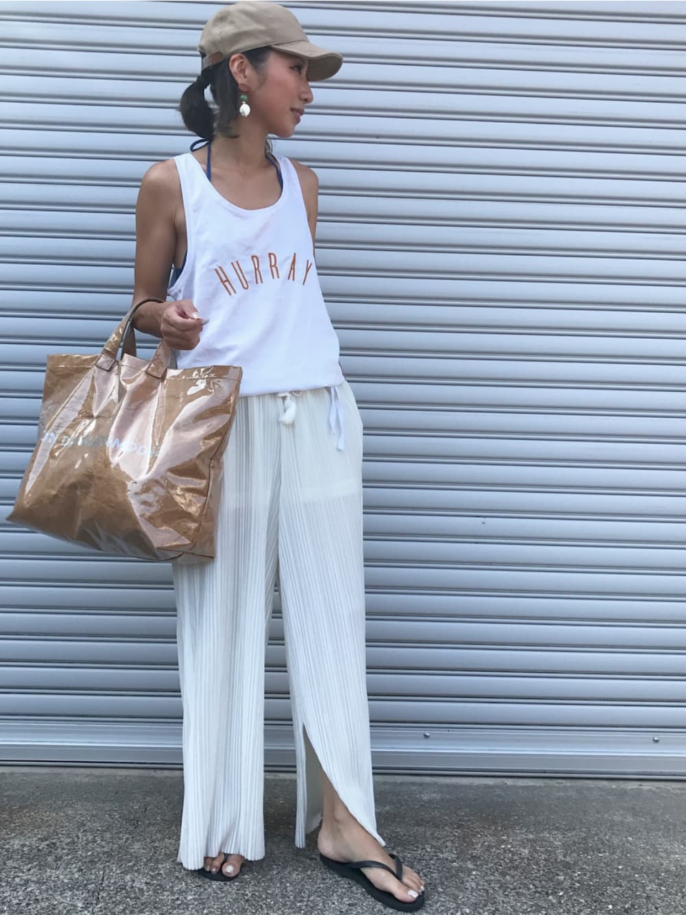 「大人カジュアル、海コーデ、ベロアパンツ、ZARA、スリット、オールホワイト、ビーチサンダル、ママコーデ、searoomlynn、ペーパーバッグ」｜「ZARAのアイテム（タンクトップ、ホワイト系）」を使った、Kumika☆さん（レディース・158cm）の夏コーディネートの1枚目の写真
