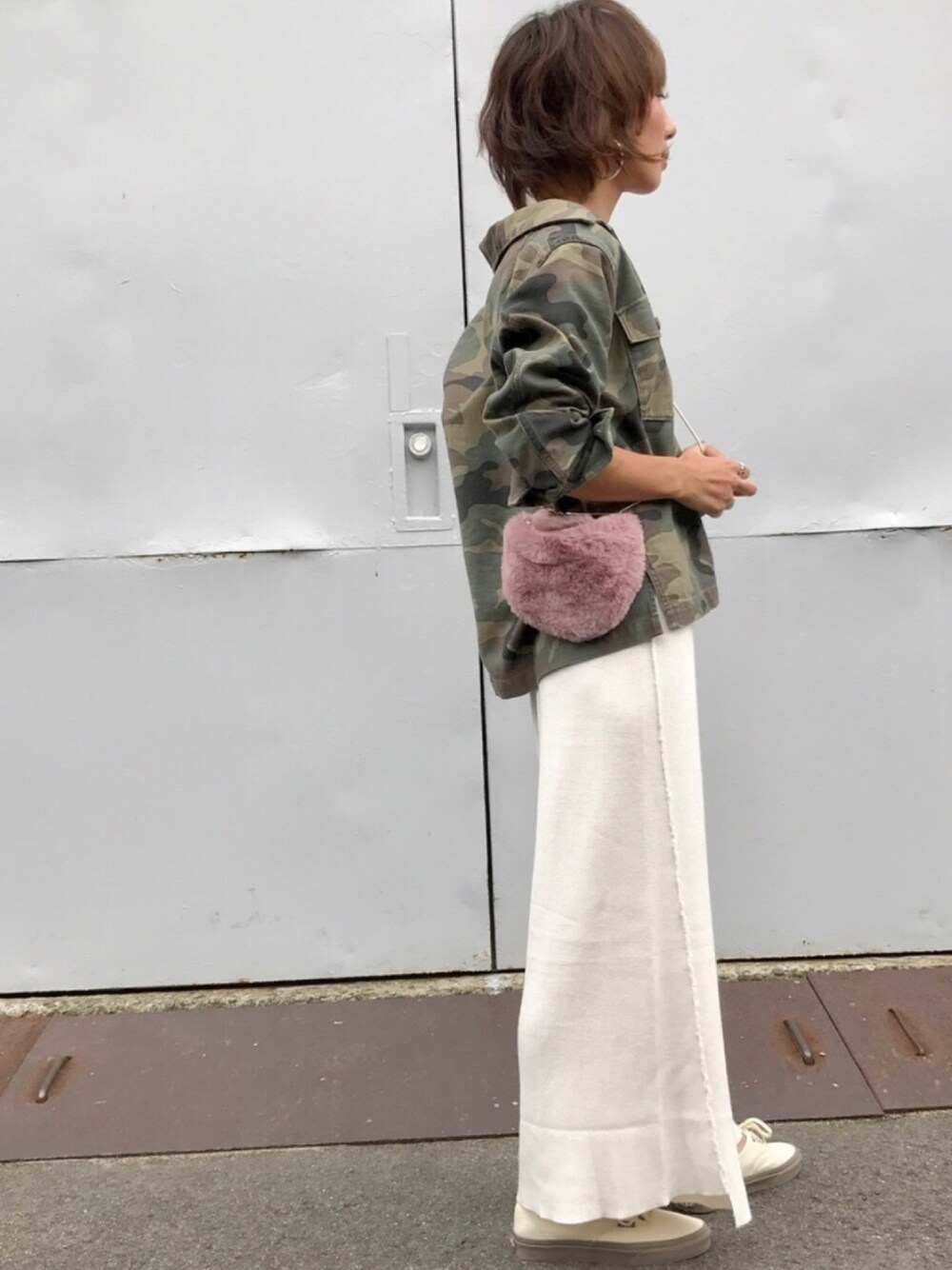 「オトナカジュアル、秋コーデ、迷彩ジャケット、ニット、ニットパンツ、ホワイトパンツ、ファーバッグ、VANS、ZARA、ママコーデ」｜「FREAK'S STOREのARMY SHIRTS JACKET -Camo-（ミリタリージャケット、その他）」を使った、Kumika☆さん（レディース・158cm）の秋コーディネートの1枚目の写真