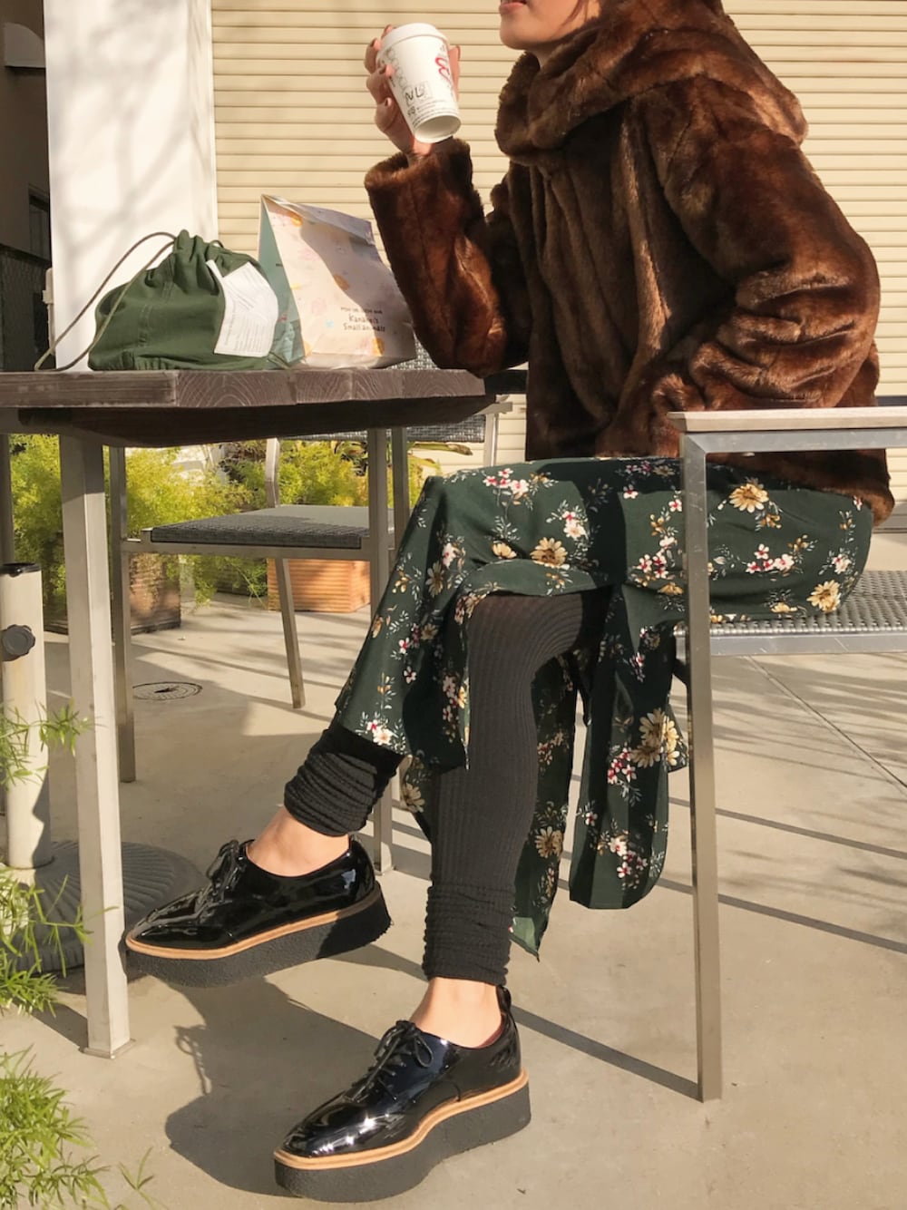 ブラウン系のその他アウター、グリーン系のワンピース、ブラック系のドレスシューズを着用したレディースの冬コーディネートの1枚目の写真