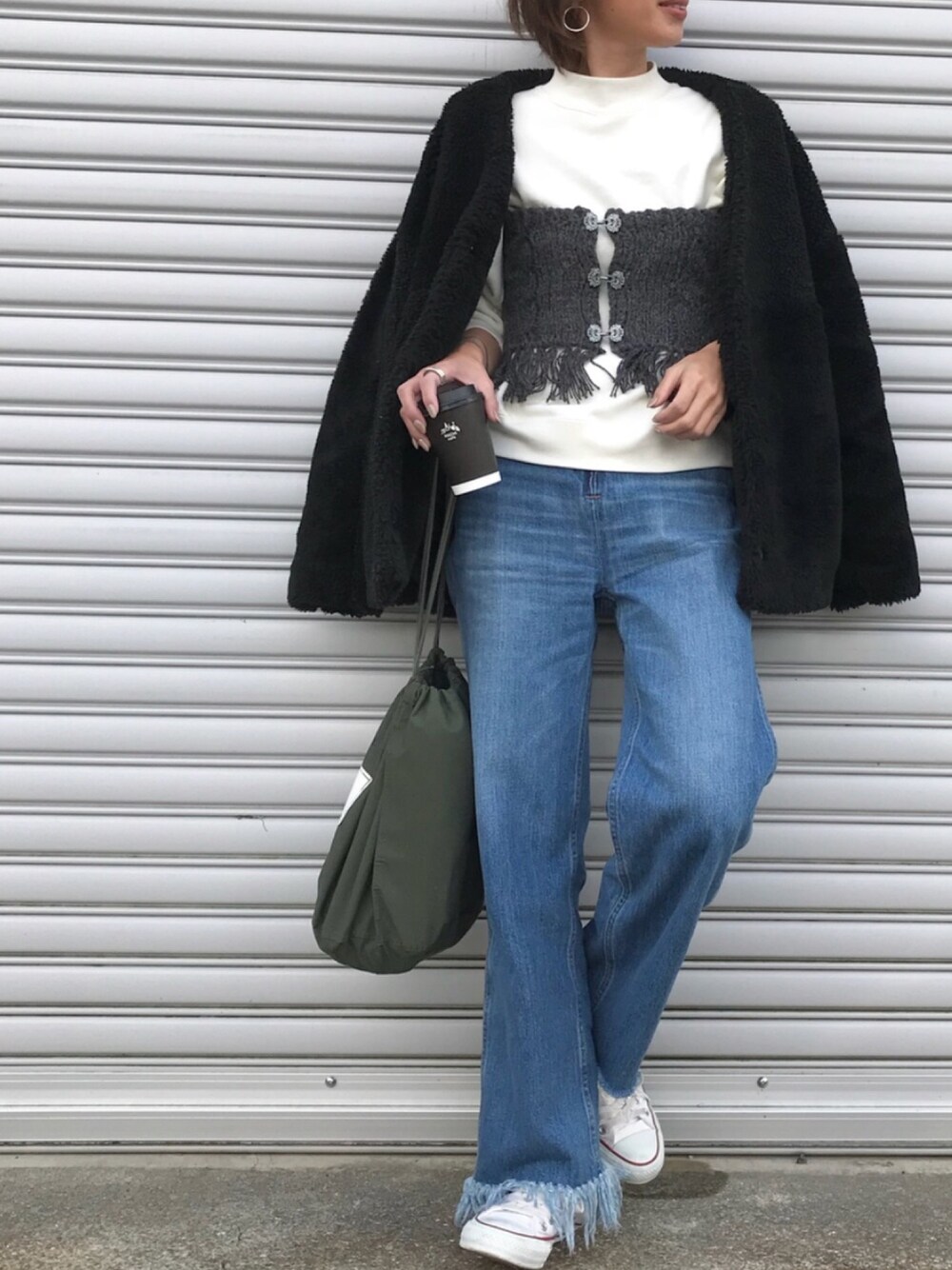 「オトナカジュアル、ニットビスチェ、フリンジ、スウェット、カットオフデニム、ボアコート、ミリタリー、巾着バッグ、UNIQLO、ママコーデ」｜「KBFのKBF MIXボアハーフコート（その他アウター、ブラック系）」を使った、Kumika☆さん（レディース・158cm）の冬コーディネートの1枚目の写真