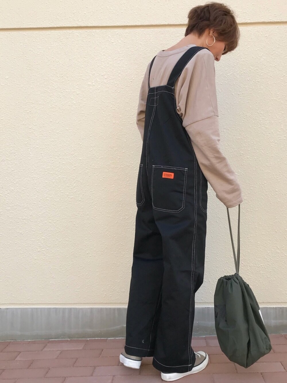 「オトナカジュアル、オーバーオール、オールインワン、スウェット、巾着バッグ、ミリタリー、春コーデ、シンプル、ショートヘア、ママコーデ」｜「UNIVERSAL OVERALLのUNIVERSAL OVERALL/別注オーバーオール（サロペット/オーバーオール、ブラック系）」を使った、Kumika☆さん（レディース・158cm）の冬コーディネートの1枚目の写真