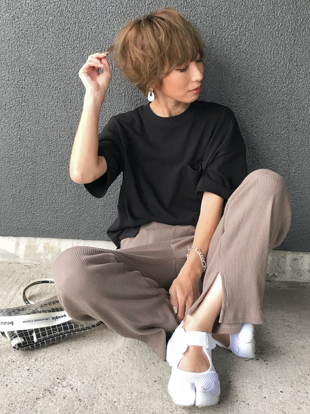 「カジュアル、シンプル、雨の日コーデ、ポケットＴシャツ、ヘビーウェイトT、無地T、リブパンツ、サコッシュ、クリアバッグ、エアリフト」｜「GUのアイテム（Tシャツ/カットソー、ブラック系）」を使った、Kumika☆さん（レディース・158cm）の夏コーディネートの1枚目の写真