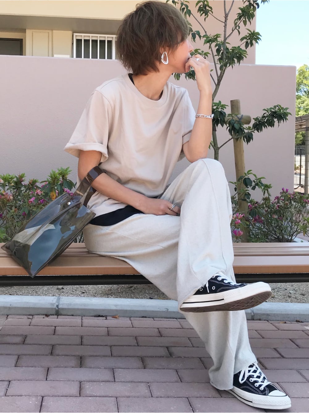 「シンプル、カジュアル、UNIQLO、クロップドクルーネックT、ベージュコーデ、ワントーンコーデ、リネンパンツ、クリアバッグ、CT70s、黒タンク」｜「UNIQLOのアイテム（Tシャツ/カットソー、ベージュ系）」を使った、Kumika☆さん（レディース・158cm）の夏コーディネートの1枚目の写真