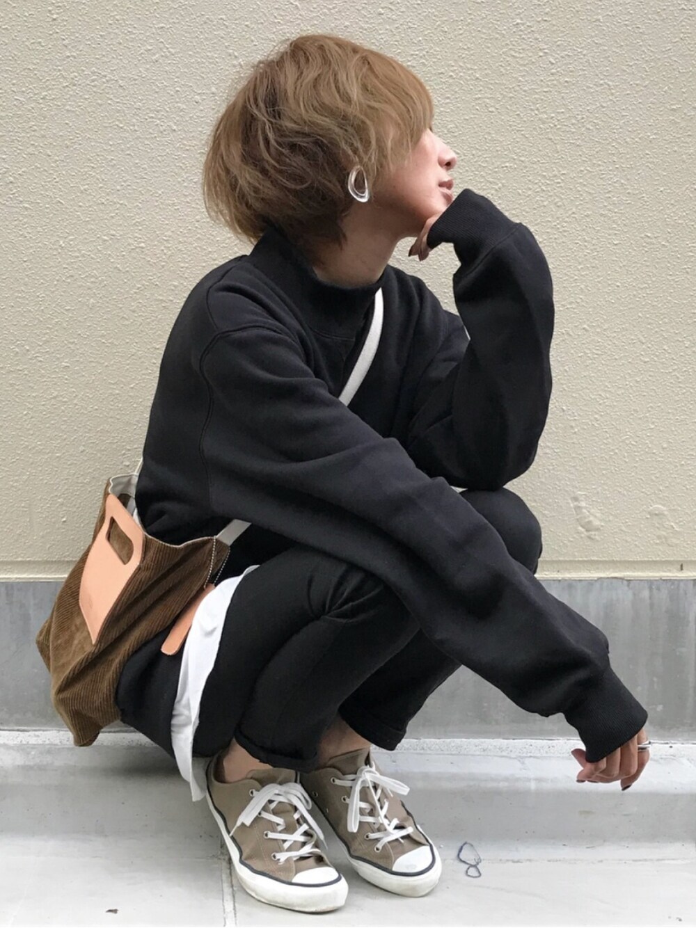 「シンプル、雨の日コーデ、レイヤードスタイル、ブラックコーデ、黒スキニー、スウェット、GU、UNIQLO、サコッシュ、コーデュロイ」｜「GUのアイテム（スウェット、ブラック系）」を使った、Kumika☆さん（レディース・158cm）の秋コーディネートの1枚目の写真