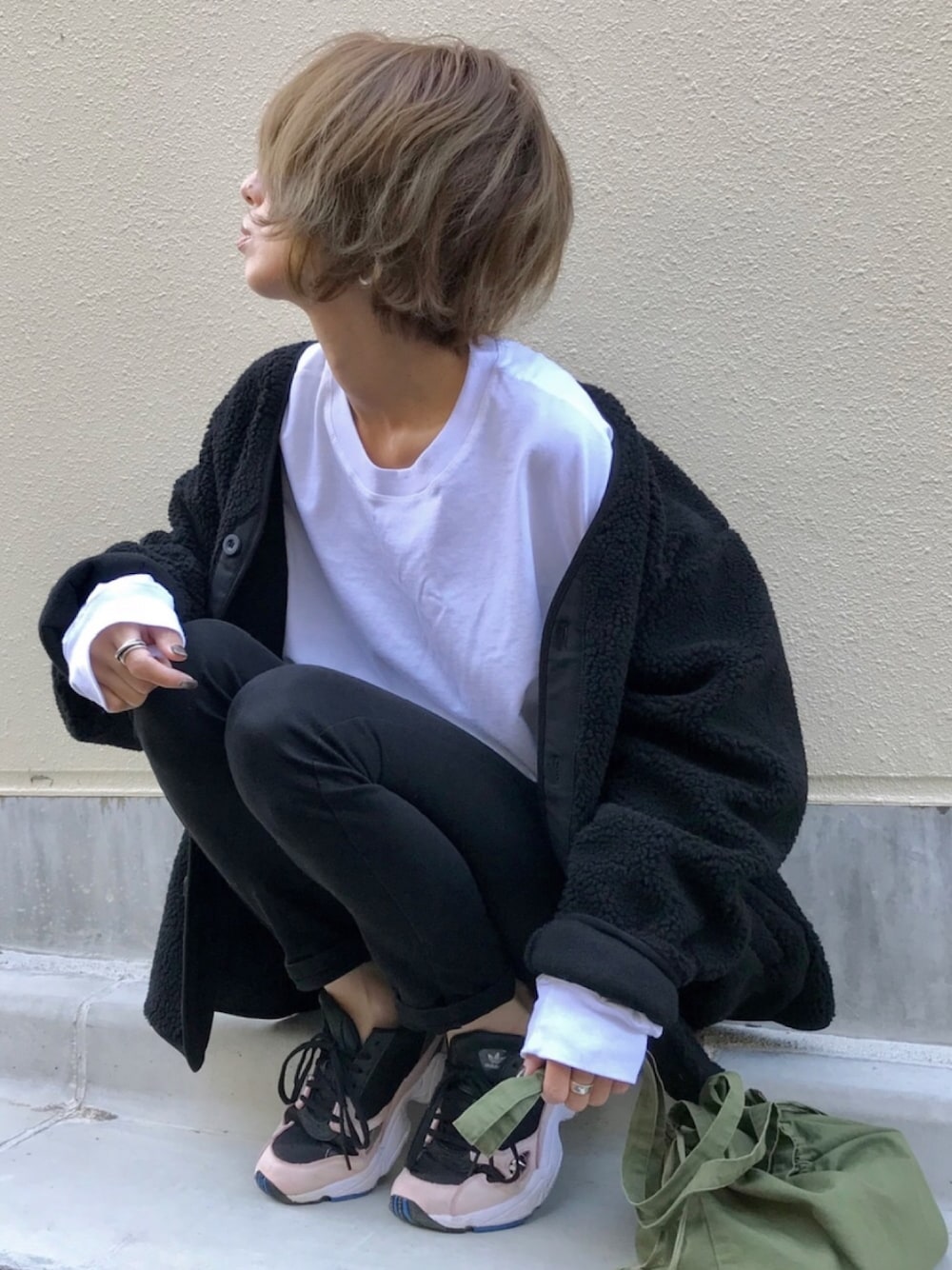「秋コーデ、シンプルコーデ、ボアブルゾン、シープボアフリースカーディガン、GU、ユニクロ、黒スキニー、ダッドスニーカー、adidas、ママコーデ」｜「GUのアイテム（カーディガン/ボレロ、ブラック系）」を使った、Kumika☆さん（レディース・158cm）の秋コーディネートの1枚目の写真